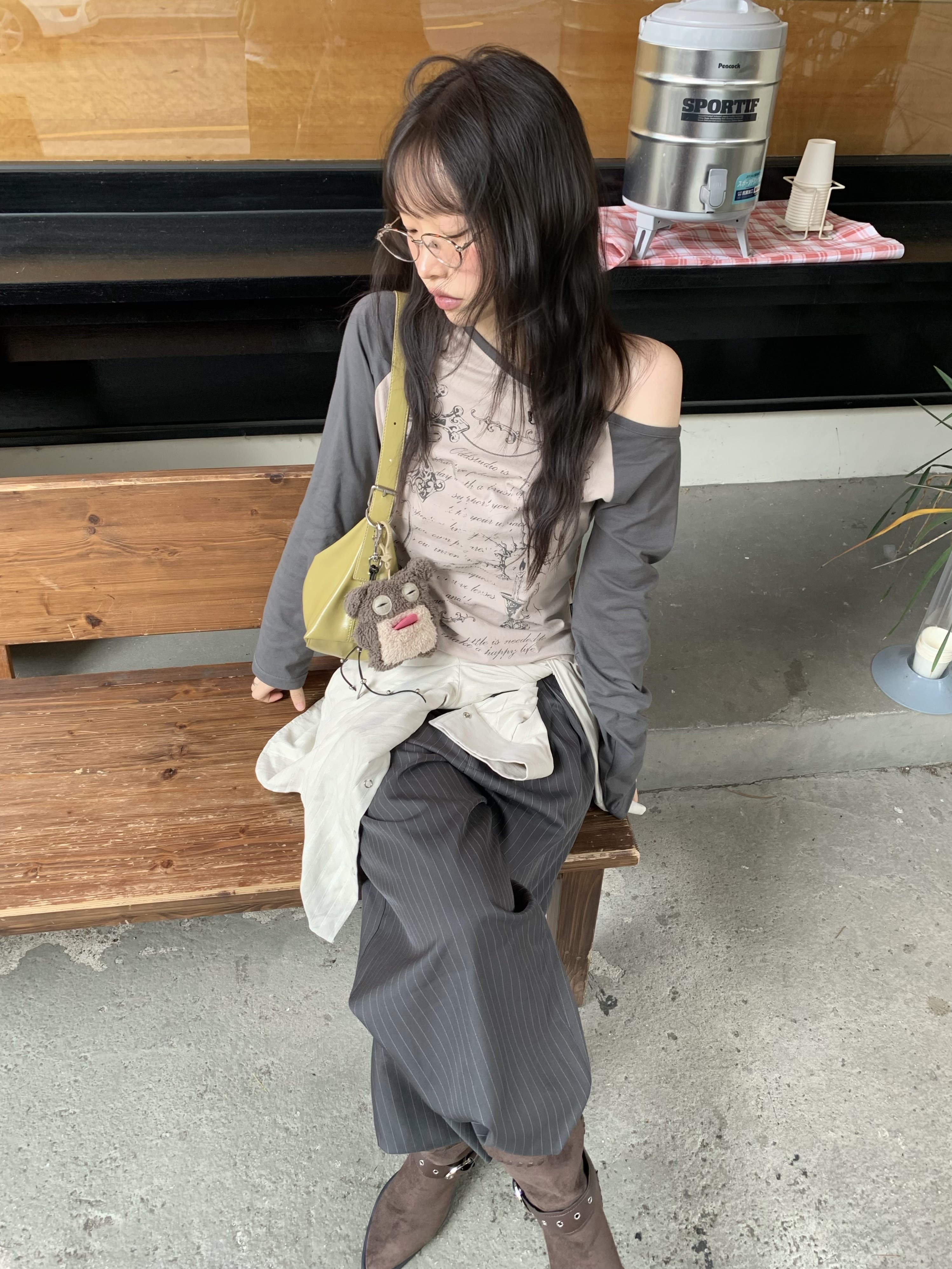 Suade Two Tuck Stripe Slacks Gray 착용 스타일 - 2
