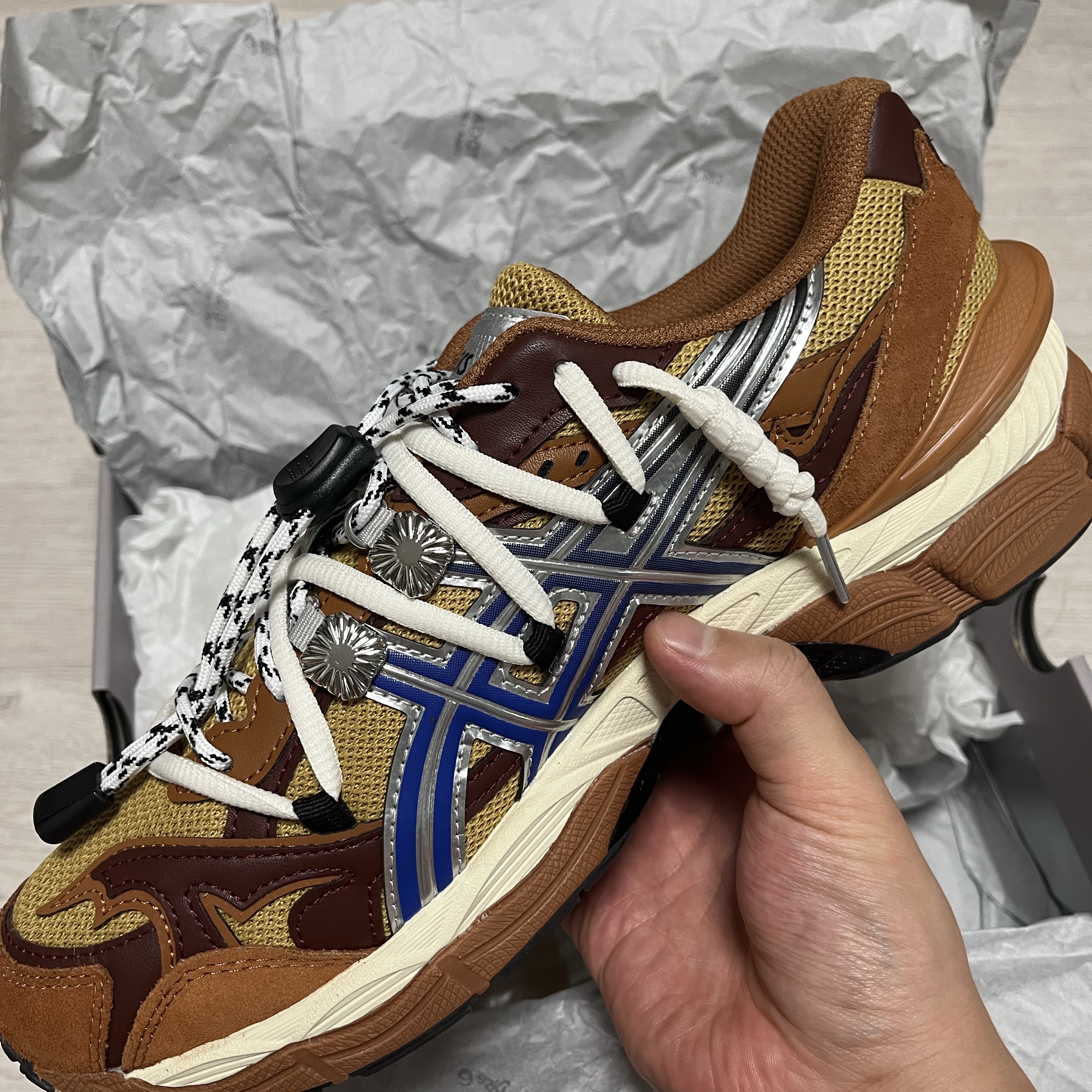 Asics x Toga Gel-Cumulus 16 TG Brown Blue Pure Silver 착용 스타일
