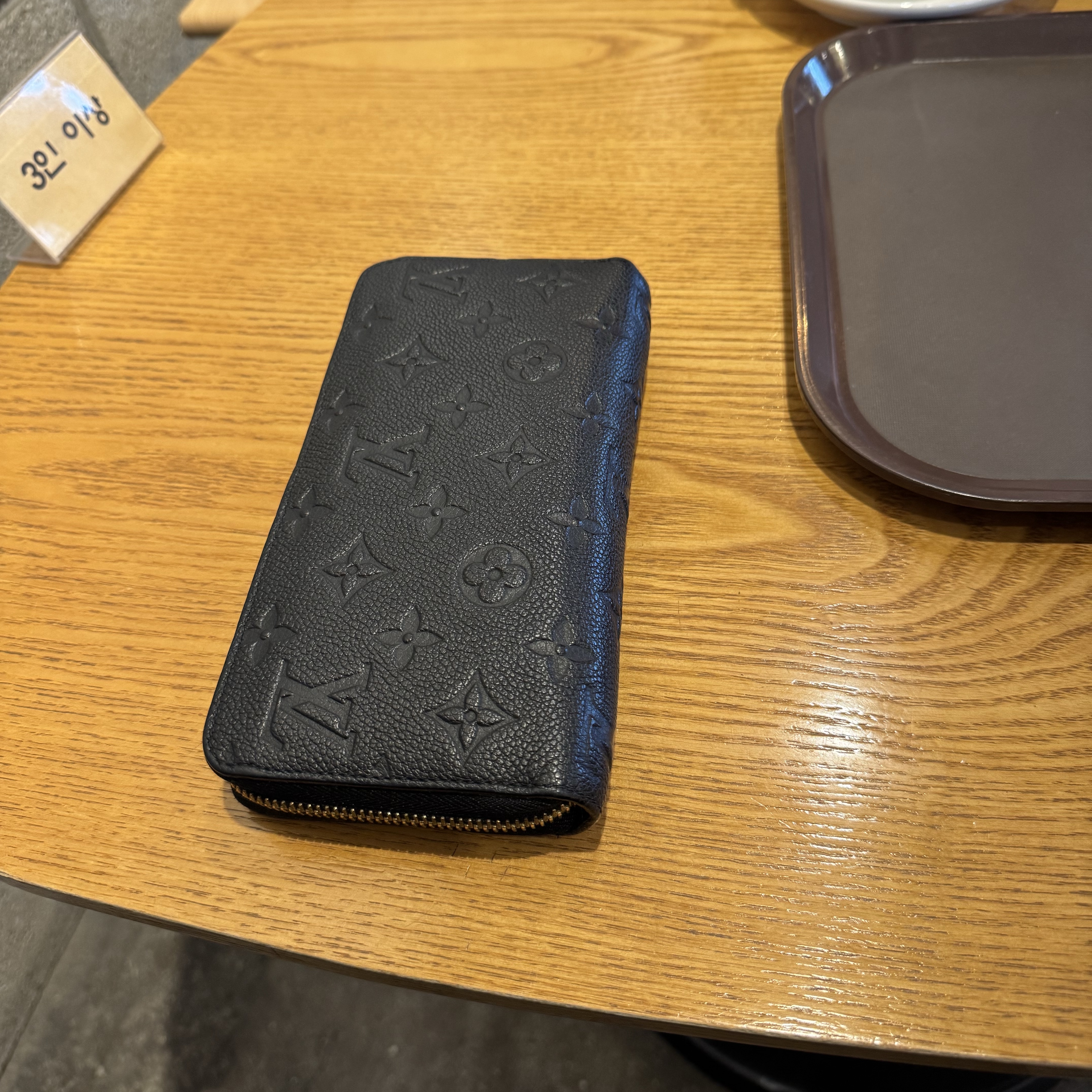 Louis Vuitton Zippy Wallet Monogram Empreinte Black 착용 스타일
