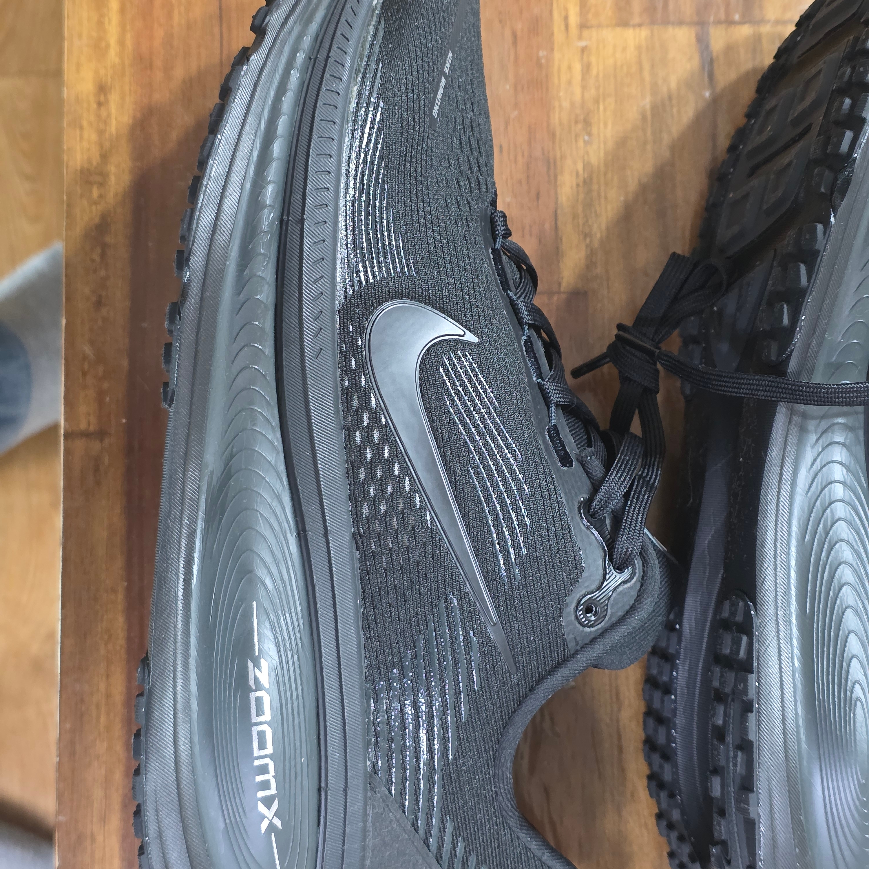 Nike Vomero 18 Black Dark Smoke Grey 착용 스타일 - 1