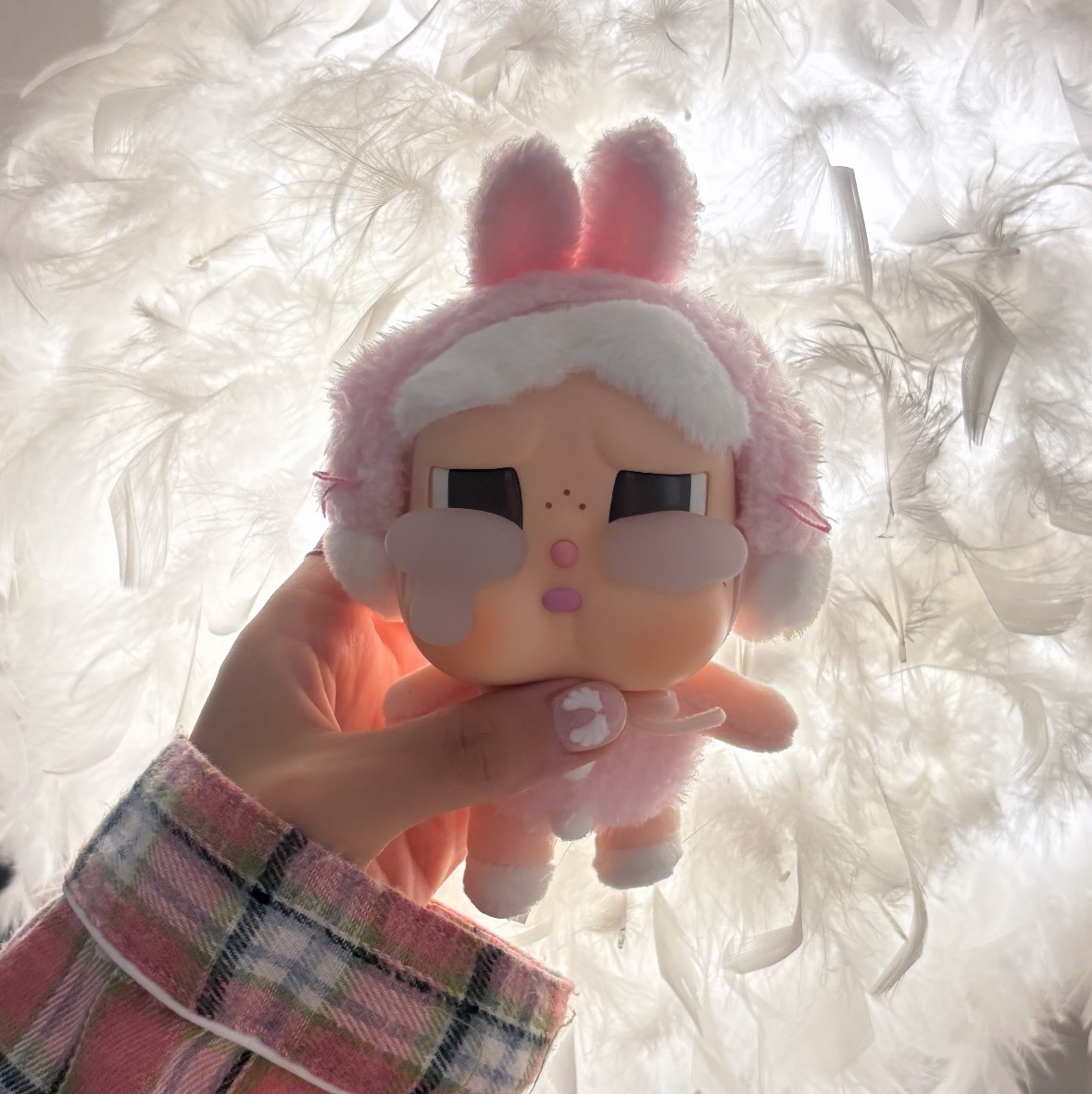 Pop Mart Crybaby Crying Again Series Plush Keyring I'll Give You All My Love (Opened Case) 착용 스타일