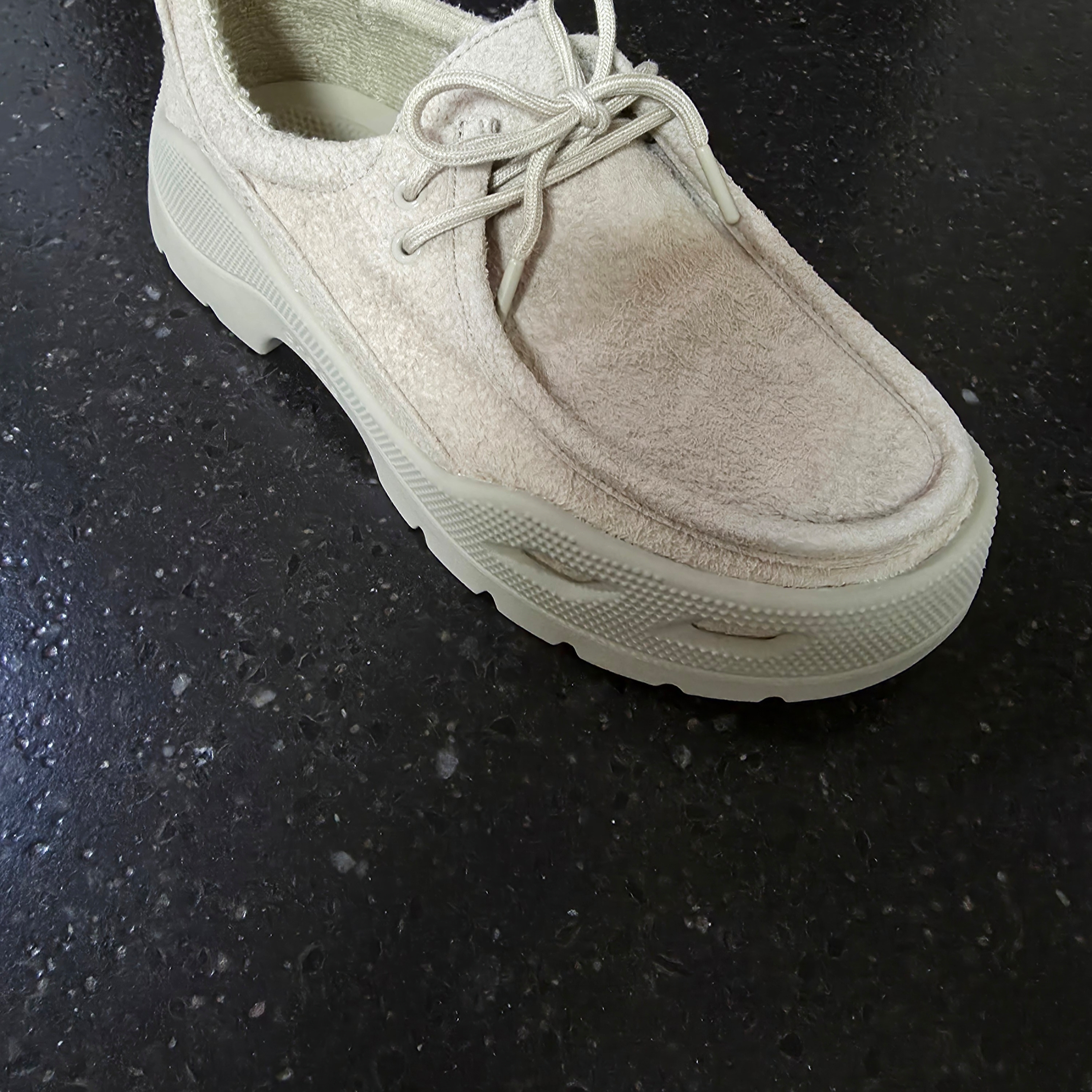 Crocs EXP Gallery Shoe Bark 착용 스타일 - 2