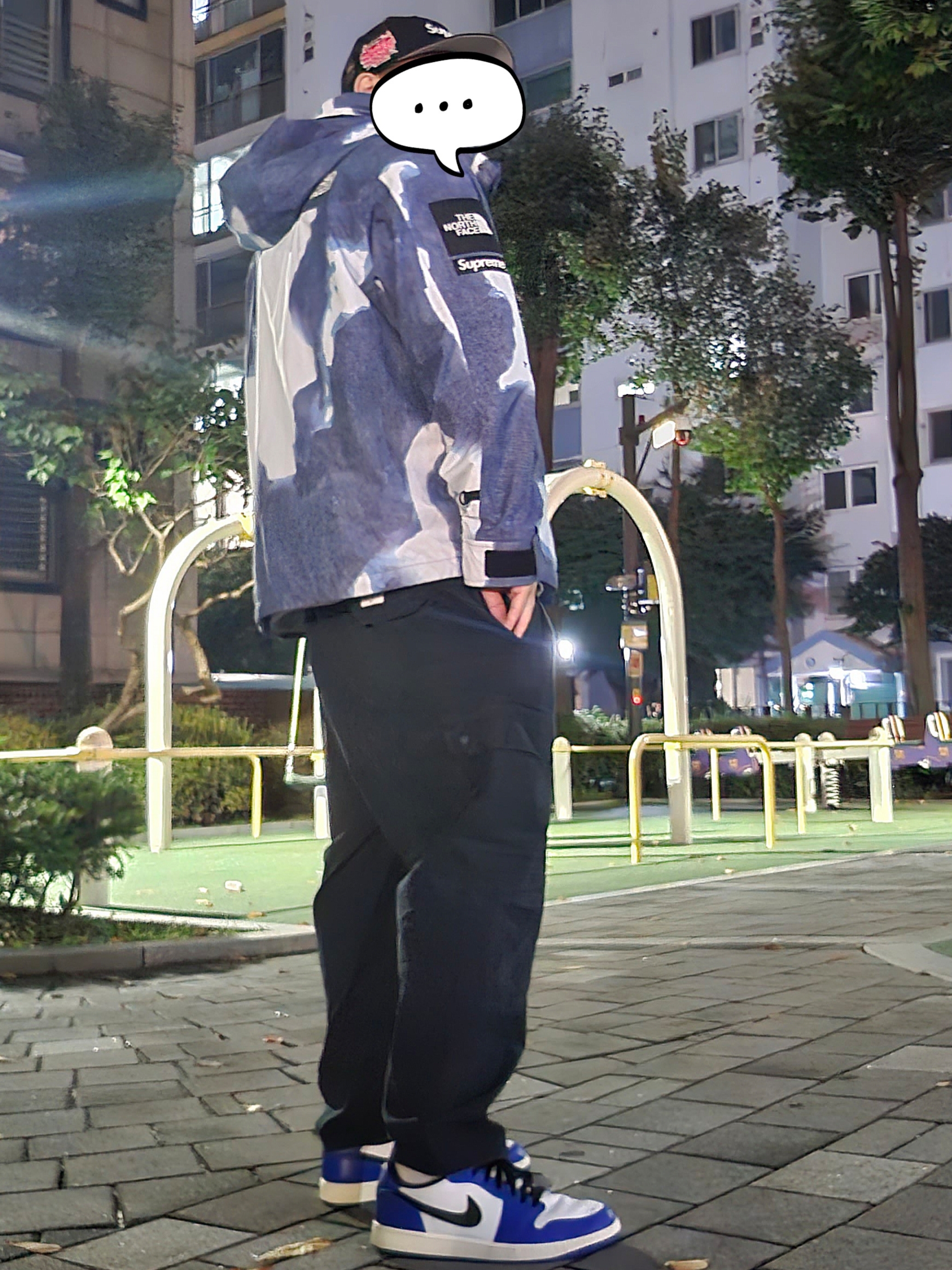 Supreme x The North Face Bleached Denim Print Mountain Jacket Indigo - 21FW, Jordan 1 Retro Low OG Game Royal 착용 스타일 - 3