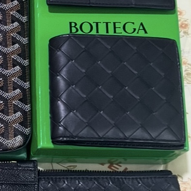 Bottega Veneta Bi-Fold Wallet Black 착용 스타일