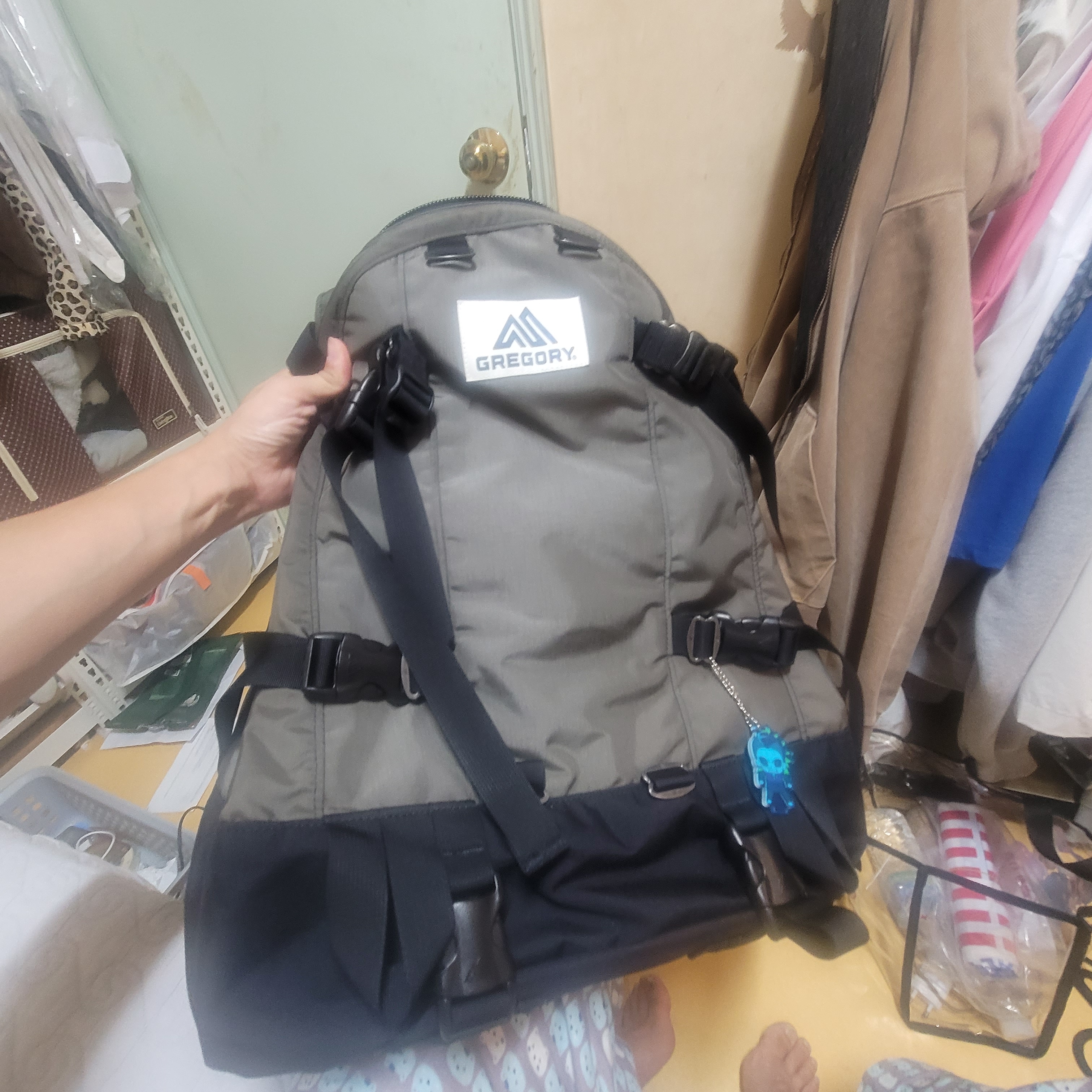Gregory x Thisisneverthat Day and Half Olive Brown 착용 스타일