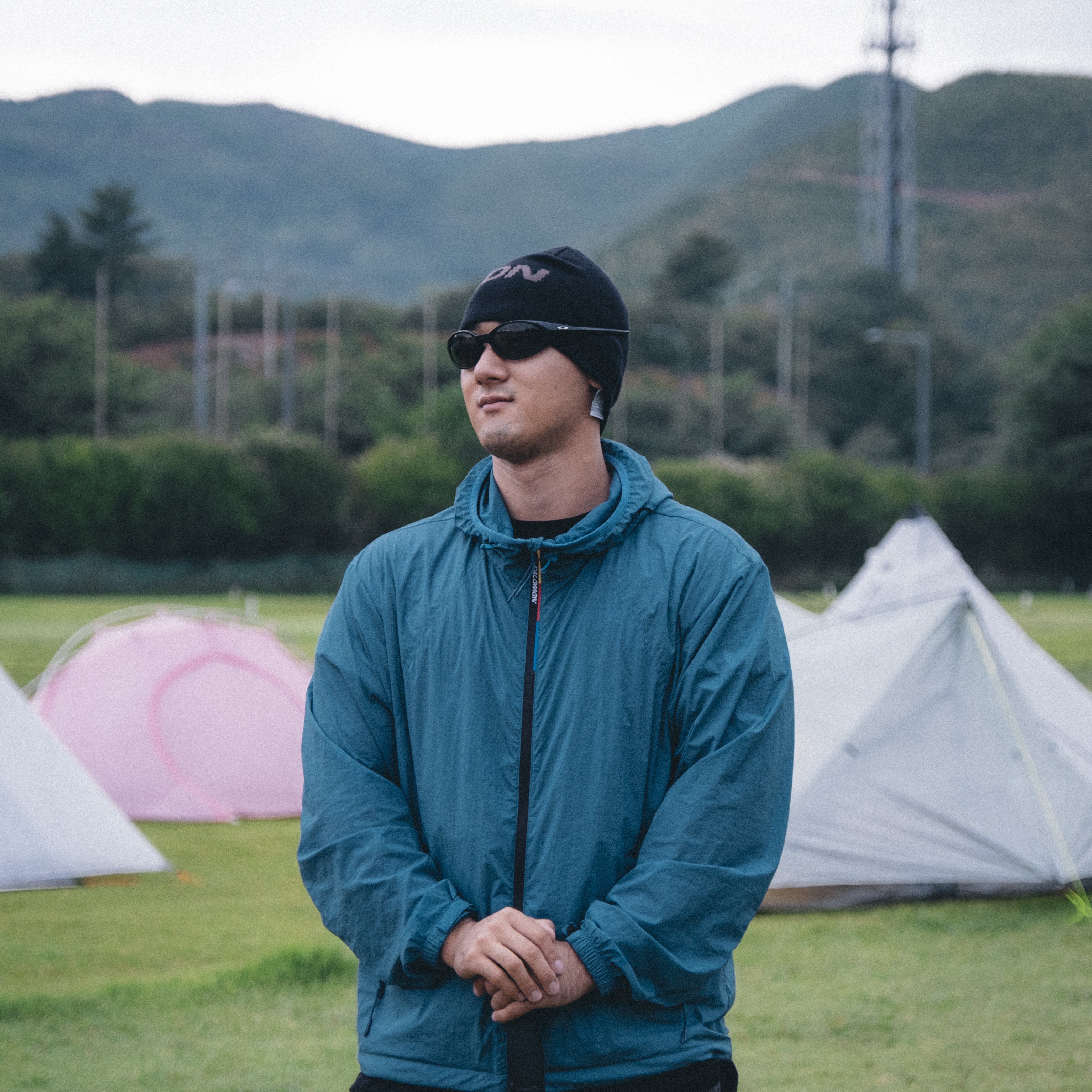 Salomon Peak Beanie Black, Oakley Eye Jacket Redux Matte Black Frame Prizm Grey Lenses High Bridge Fit 착용 스타일