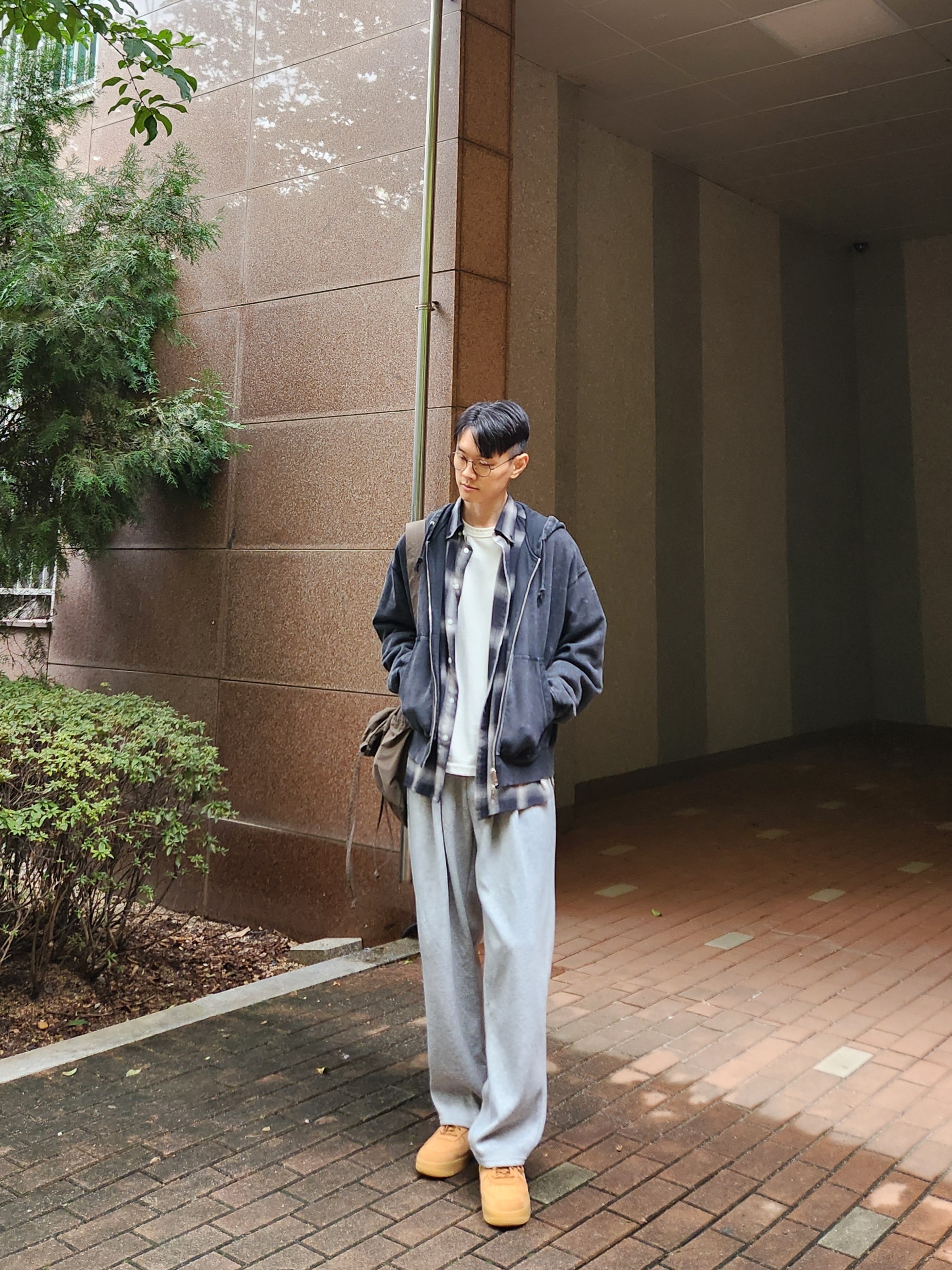 Nike Air Force 1 '07 WB Flax, Uniqlo U Drawstring Shoulder Bag Olive 착용 스타일 - 1