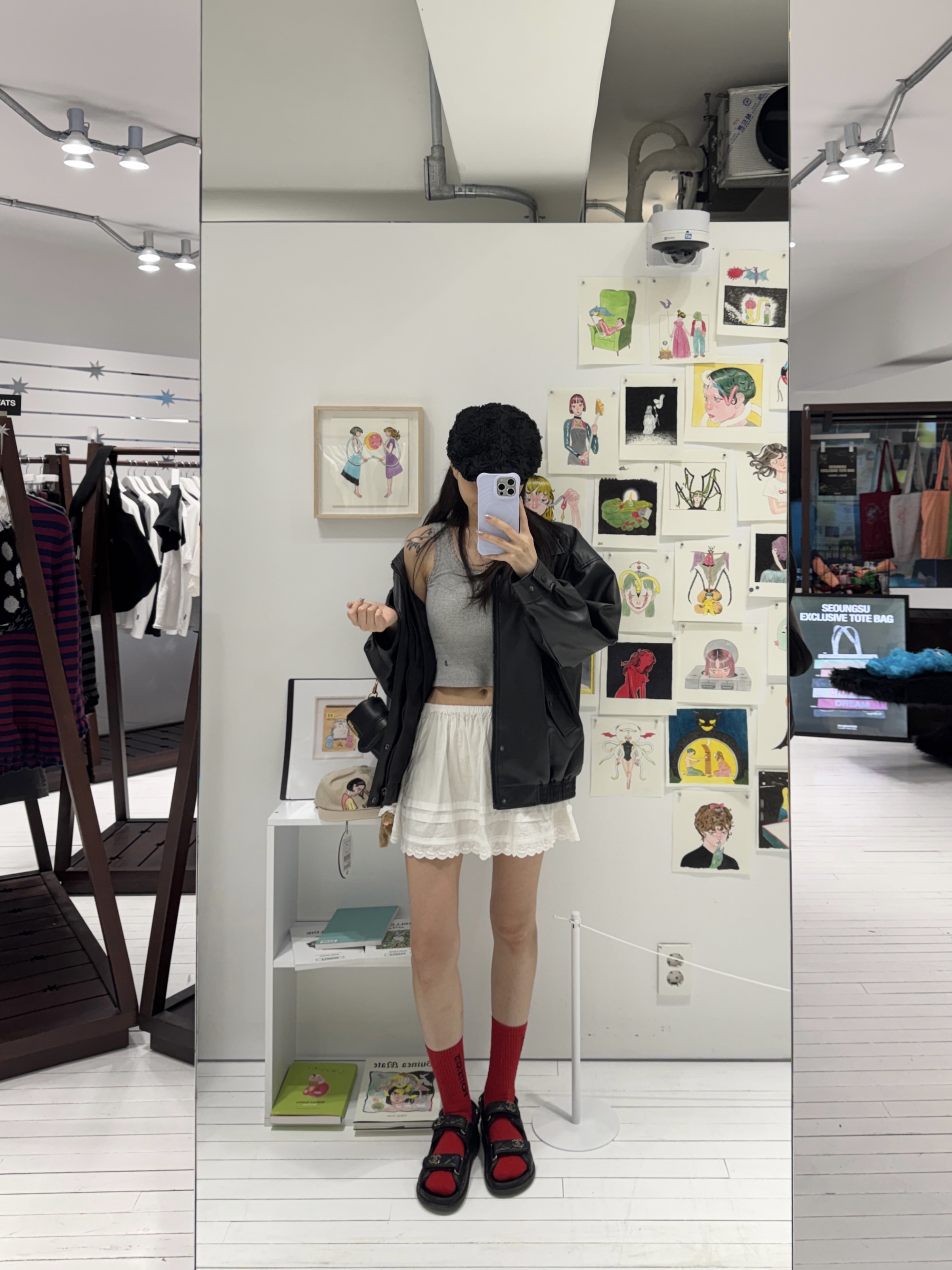(W) Chanel Sandals Grained Calfskin & Black, Jacquemus Le Bambimou Puffed Flap Bag Black 착용 스타일 - 1