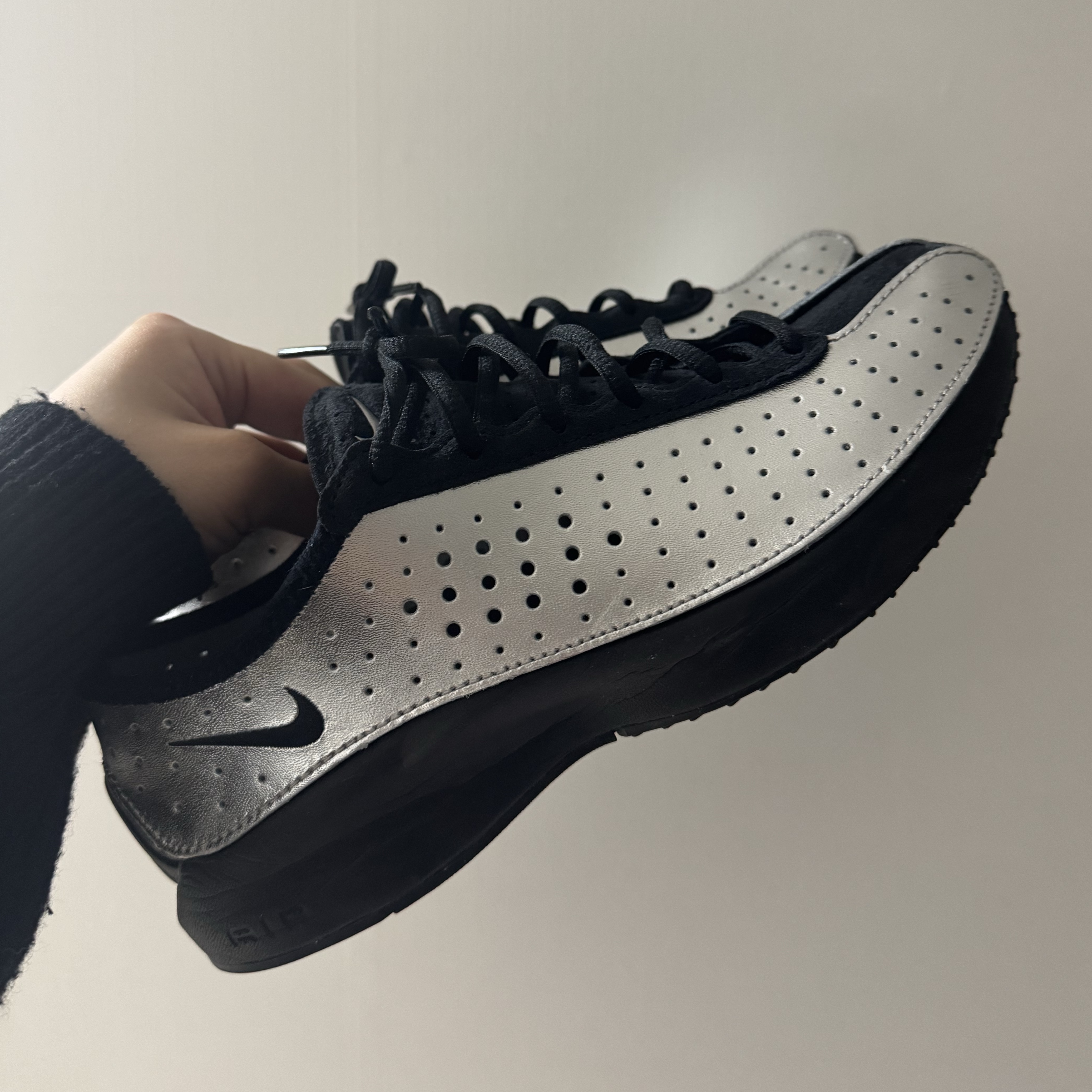(W) Nike Air Superfly Metallic Silver and Black 착용 스타일 - 4