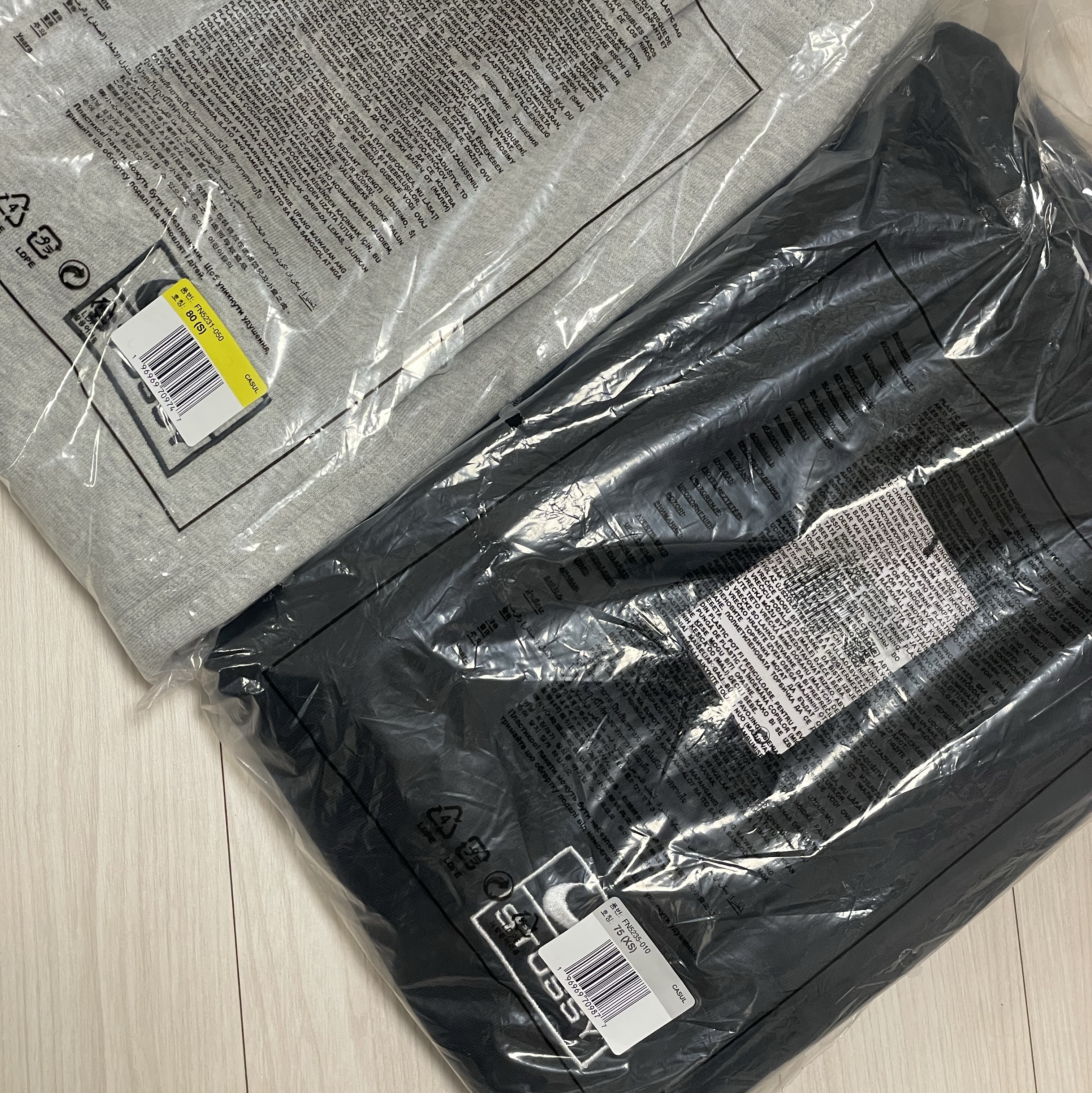 Nike x Stussy Washed Fleece Pants Black (FN5235-010), Nike x Stussy Fleece Pants Grey Heather (FN5231-050) 착용 스타일