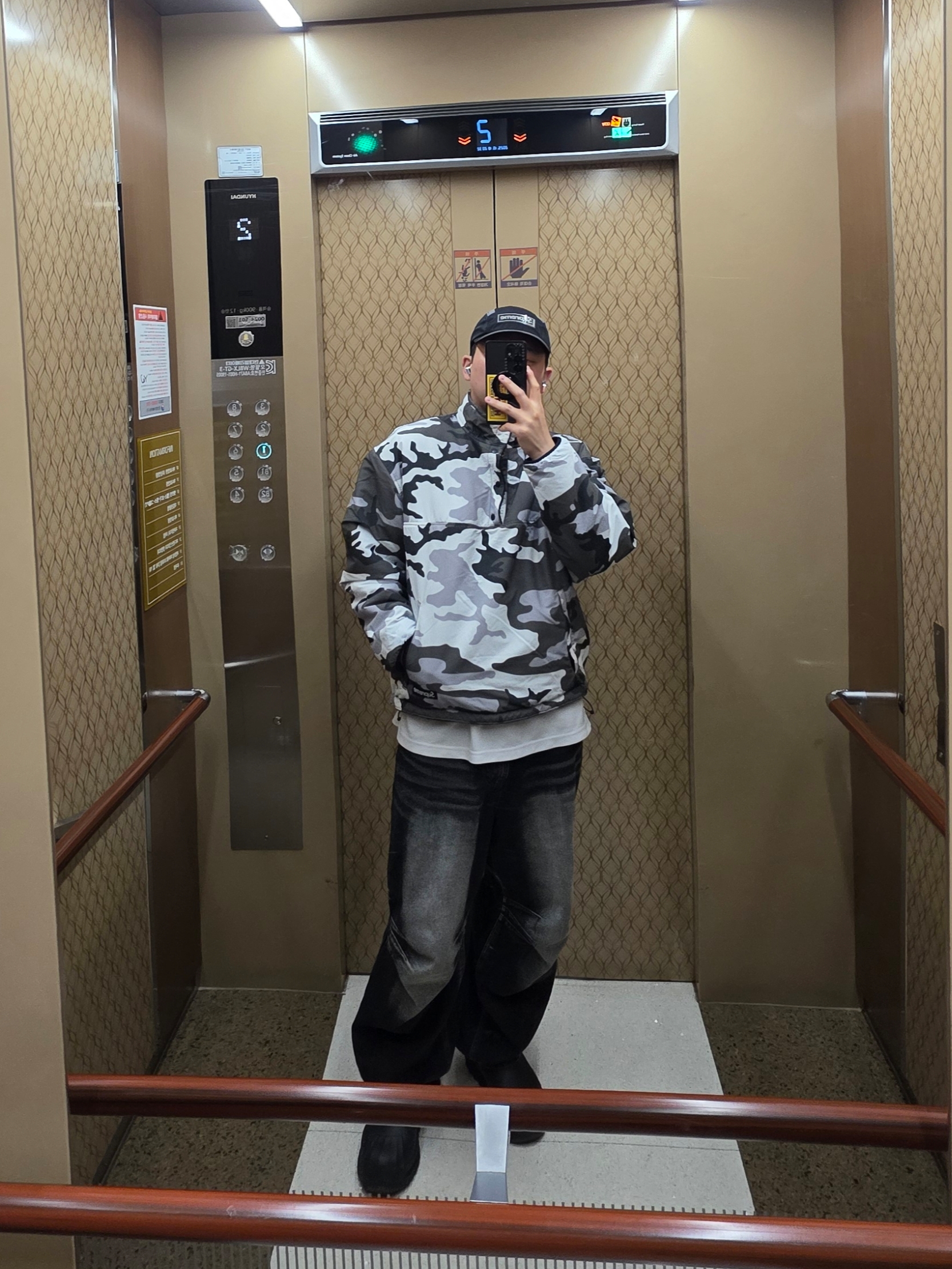 Supreme Polartec Shearling Reversible Pullover Black - 25FW, Supreme Side Mesh Camp Cap Black - 25SS 착용 스타일 - 1