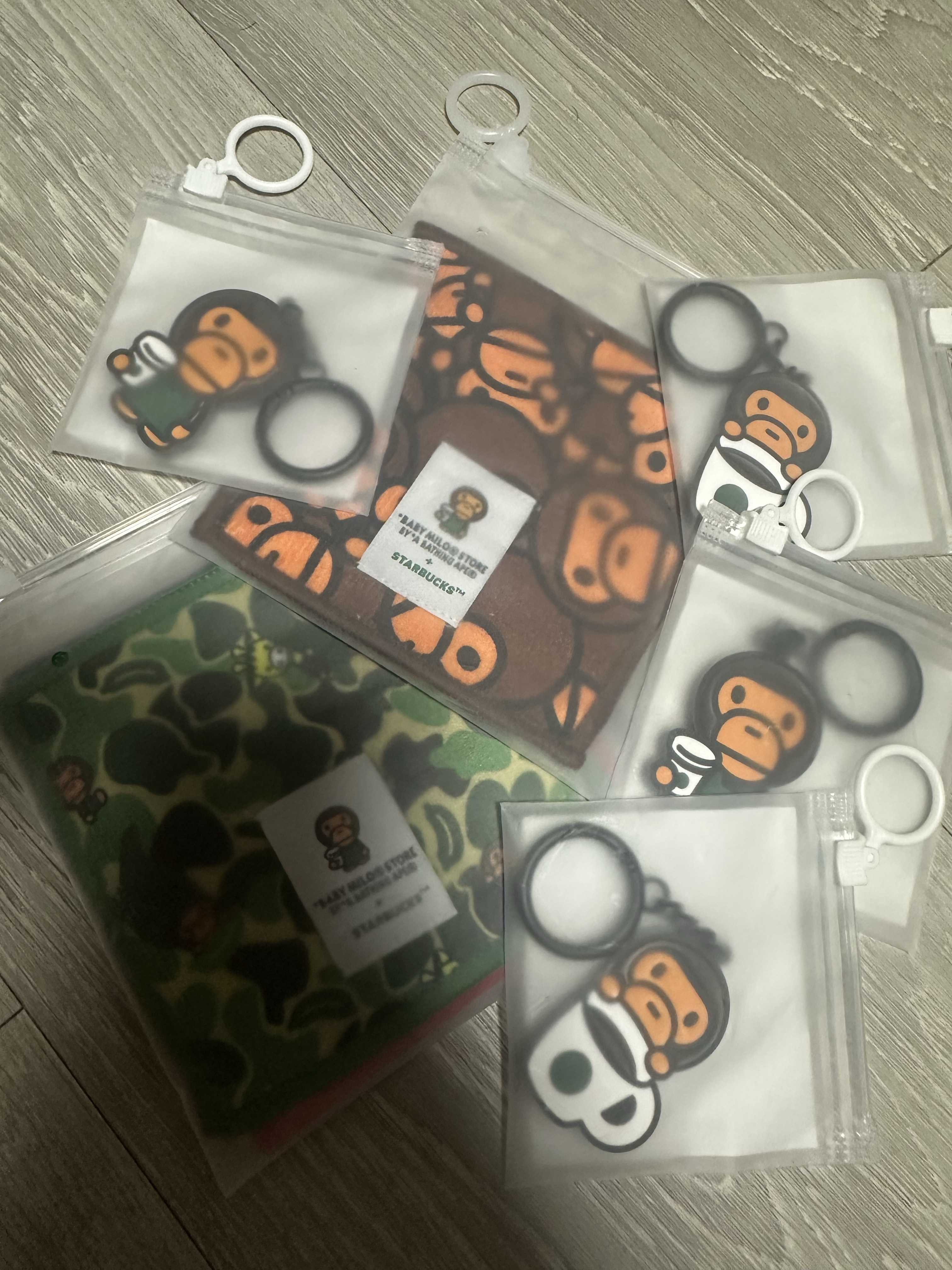 Starbucks x BAPE Baby Milo Keychain, Starbucks x BAPE Baby Milo Coaster 착용 스타일