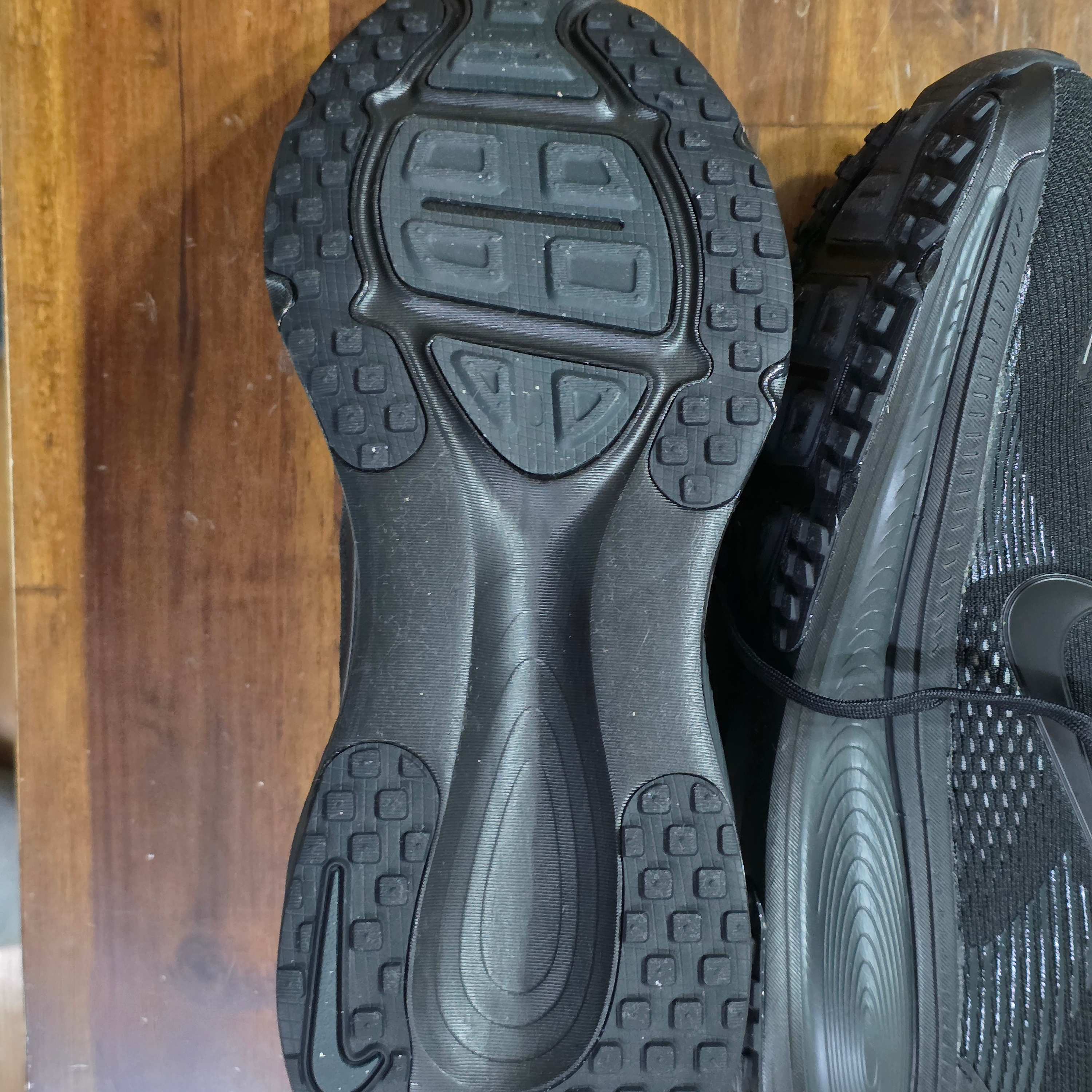 Nike Vomero 18 Black Dark Smoke Grey 착용 스타일 - 3