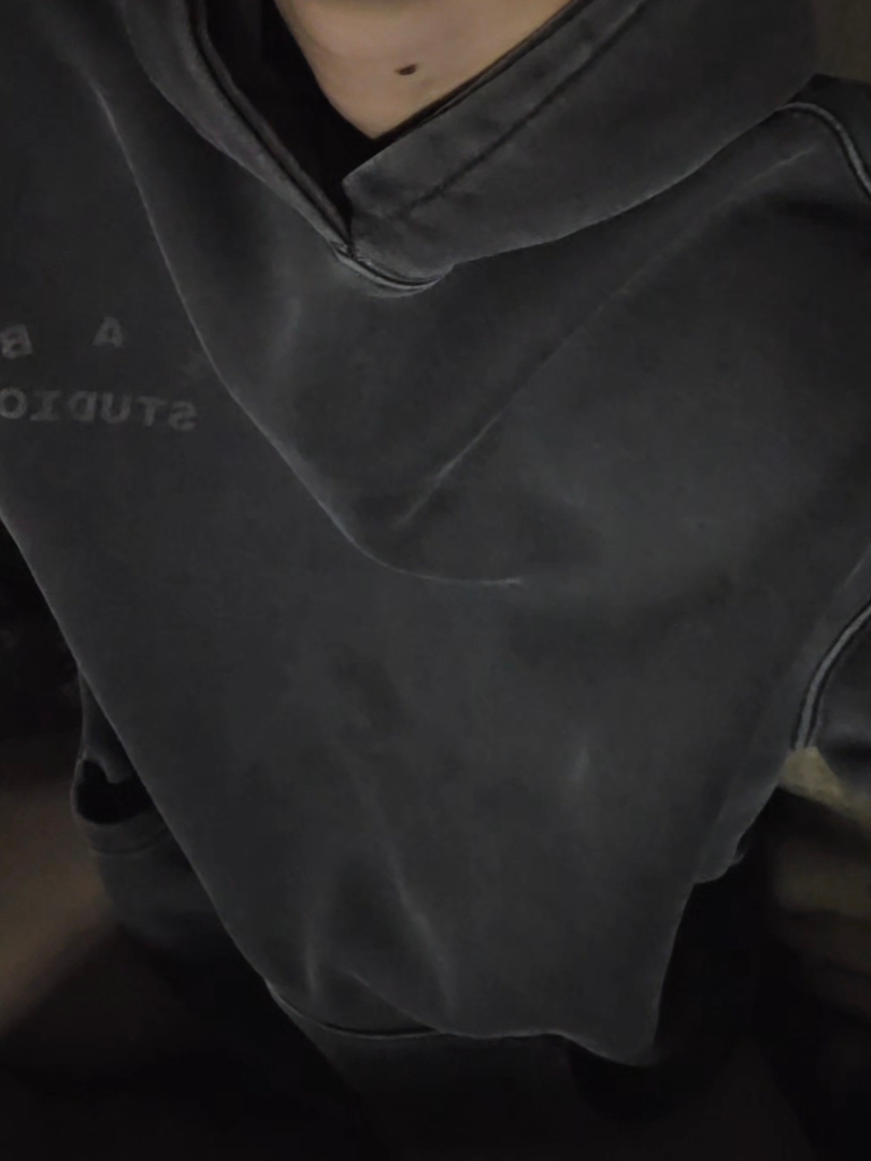 IAB Studio Pigment Hoodie Black 착용 스타일