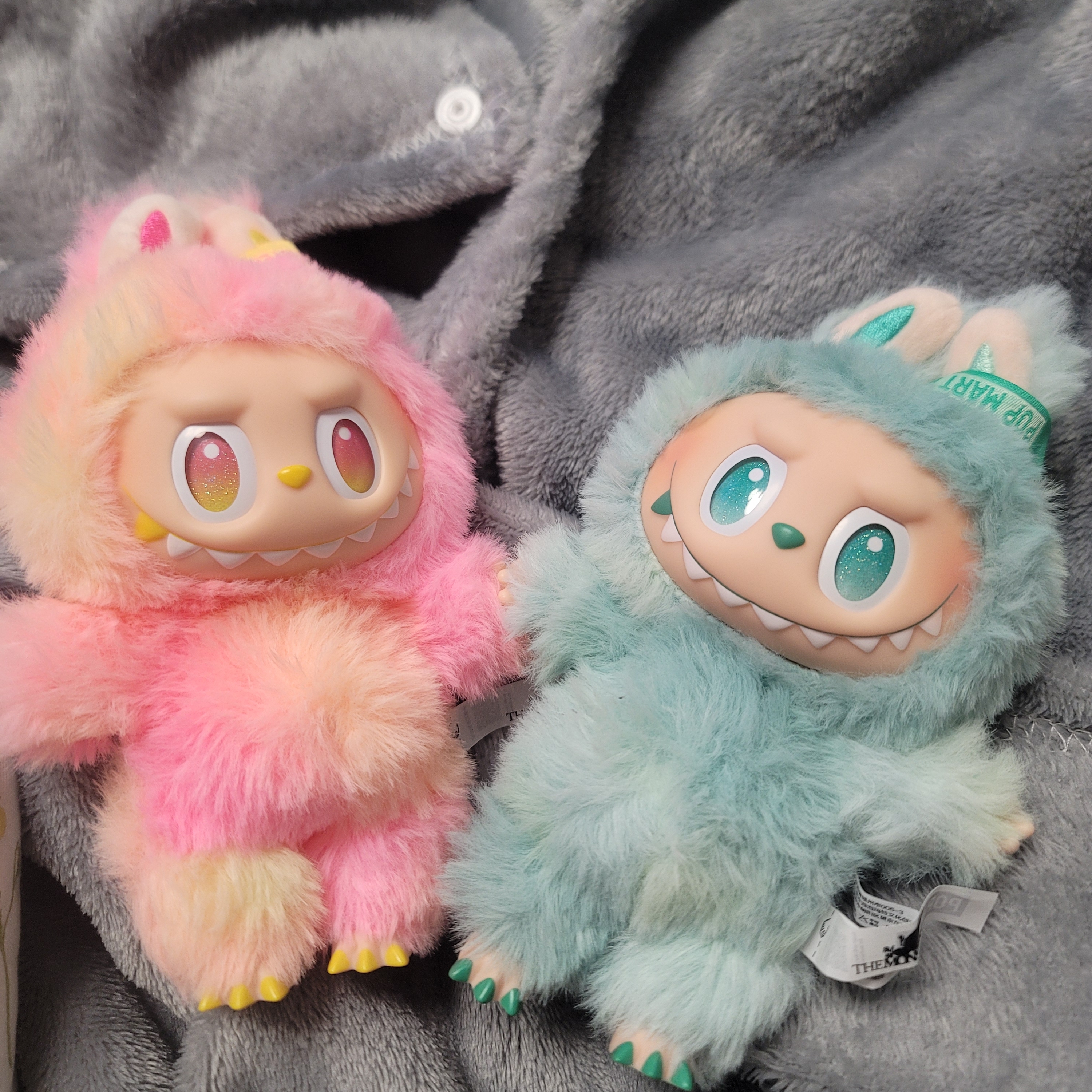 Pop Mart Labubu The Monsters Highlight Series Sealed Case (Bundle of 2/1 Blind Box), Pop Mart Labubu The Monsters Highlight Series Serenity Keyring (Opened Case) 착용 스타일 - 1