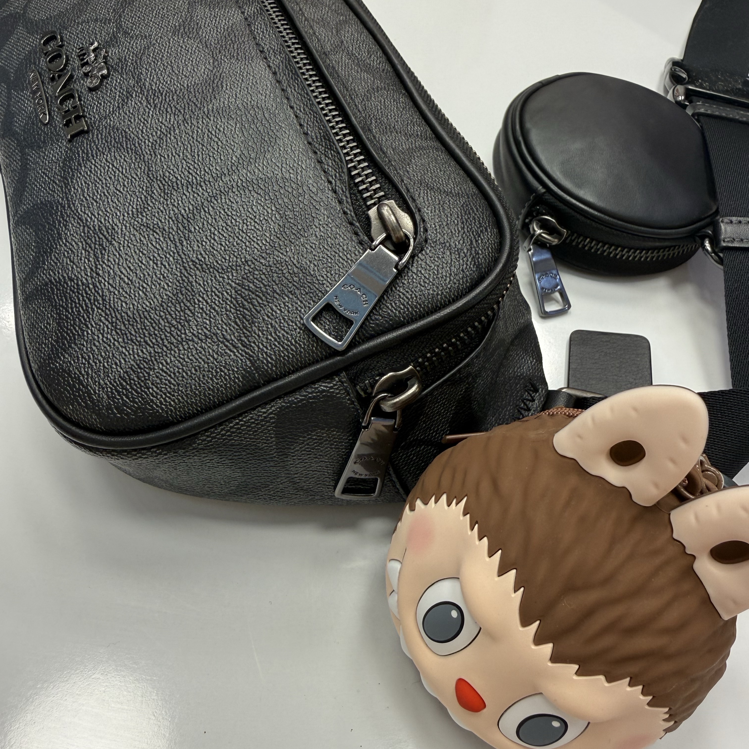 Pop Mart Labubu Original Silicone Earphone Bag Brown 착용 스타일
