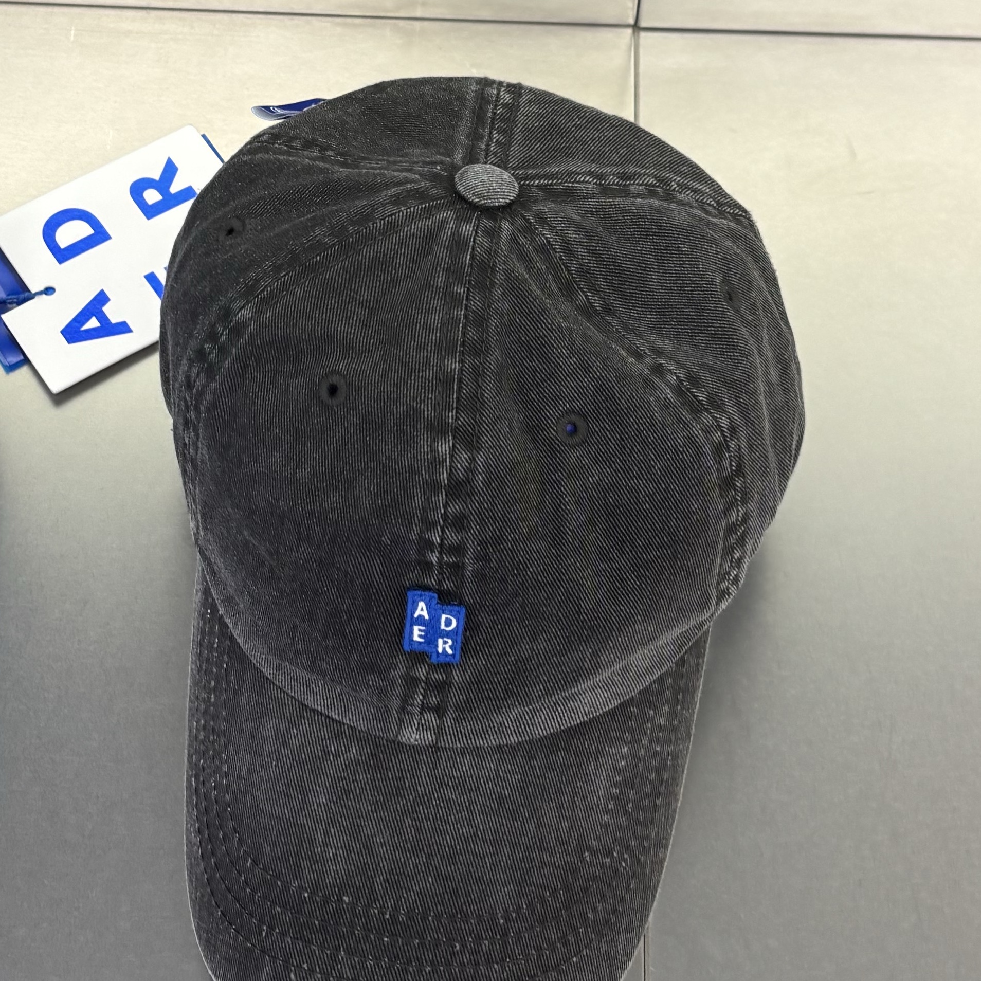 Ader Error Sig; TRS Tag Cap 01 Charcoal 착용 스타일