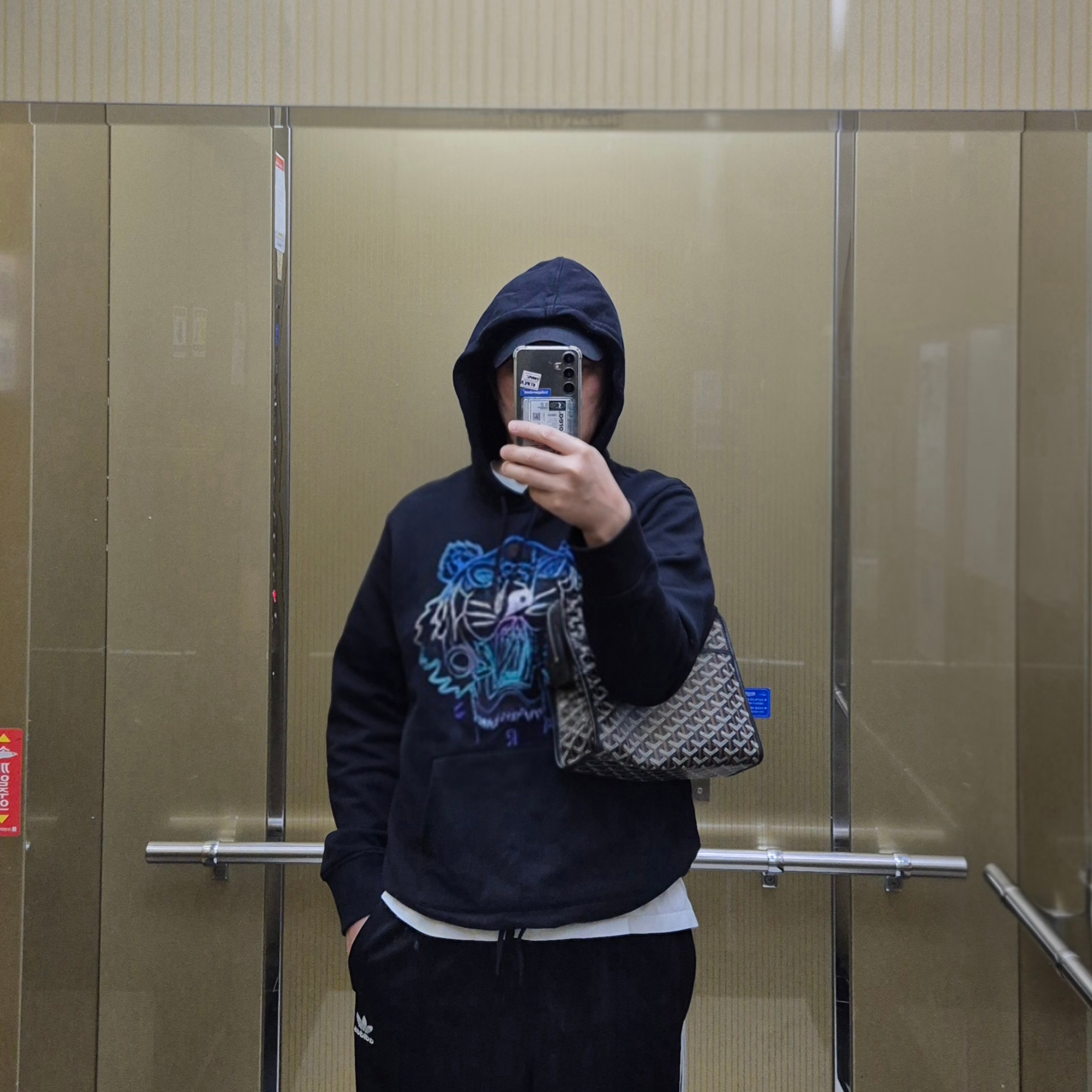 Kenzo Tiger Embroidered Drawstring Hoodie Black, Goyard Jouvence MM Toilet Bag Black 착용 스타일 - 2
