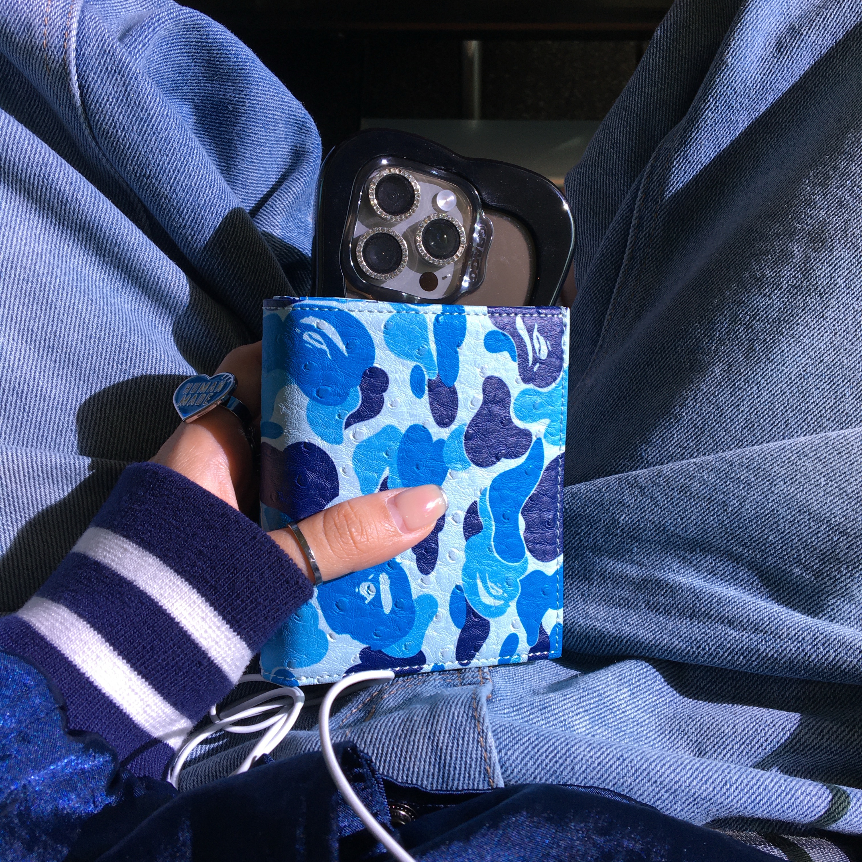 BAPE ABC Camo Mini Wallet Blue, Starbucks x BAPE Baby Milo Keychain 착용 스타일 - 4