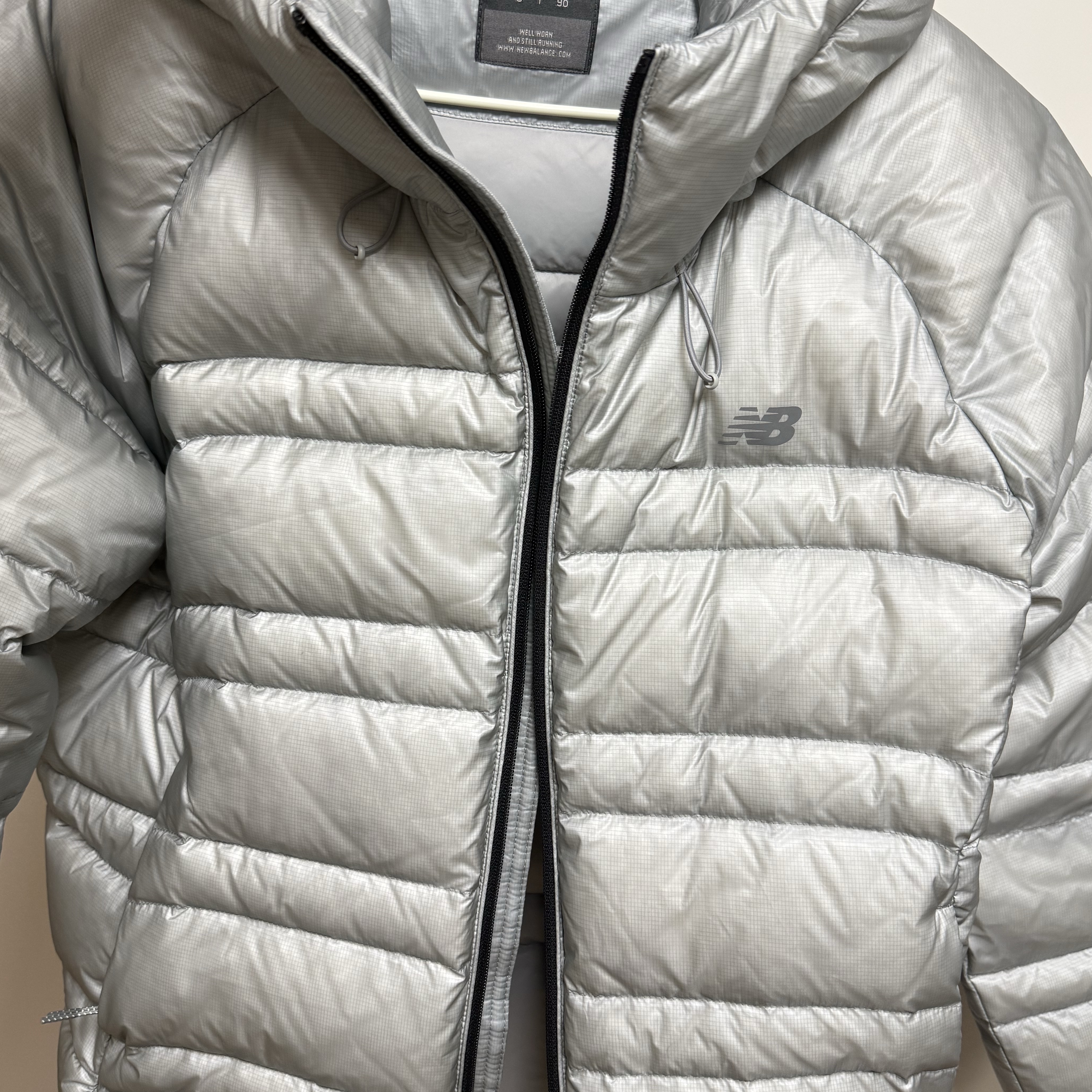 New Balance Flying 77 Superlight Hooded Goose Down Jacket Light Gray 착용 스타일 - 3