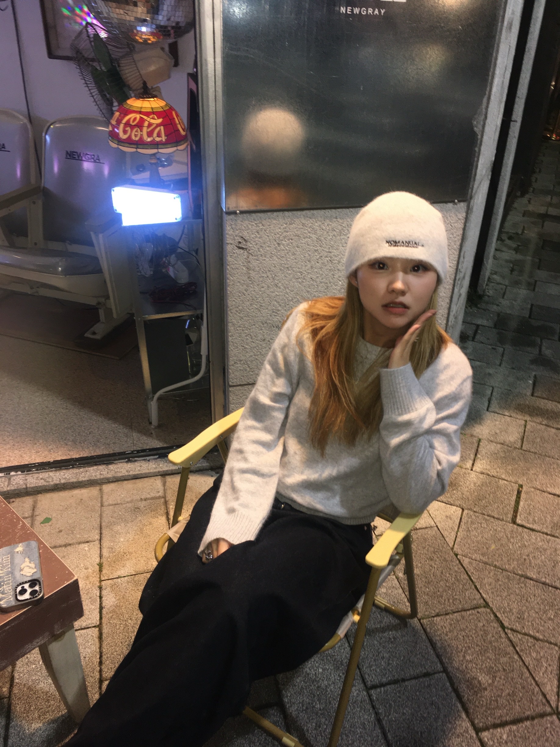 NOMANUAL NM Hairy Beanie Light Gray, Casetify x Matin Kim iPhone Destroyed Denim Magsafe Mirror Case Silver 착용 스타일 - 2