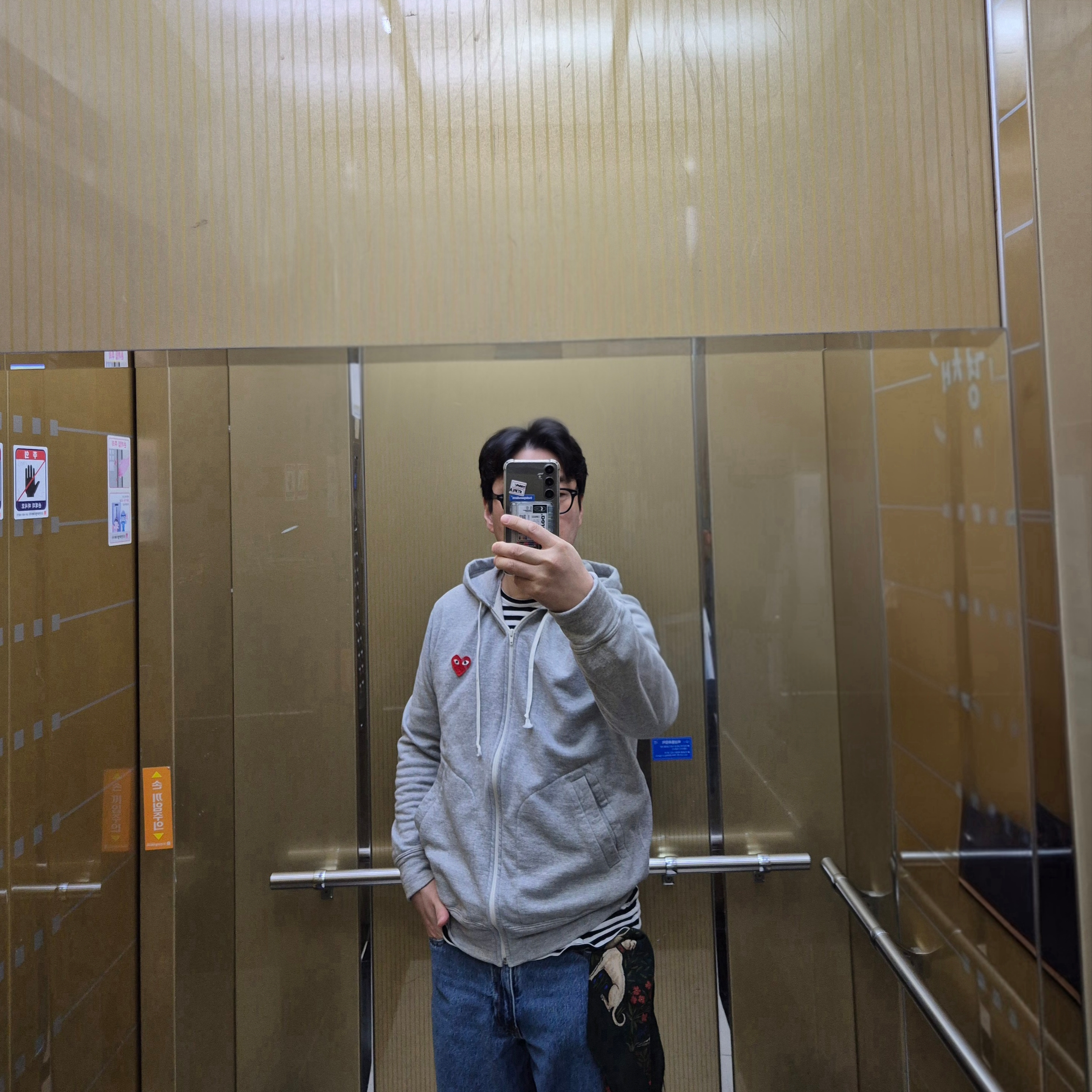 Play Comme des Garcons Red Heart Zip Hooded Sweatshirt Grey 착용 스타일