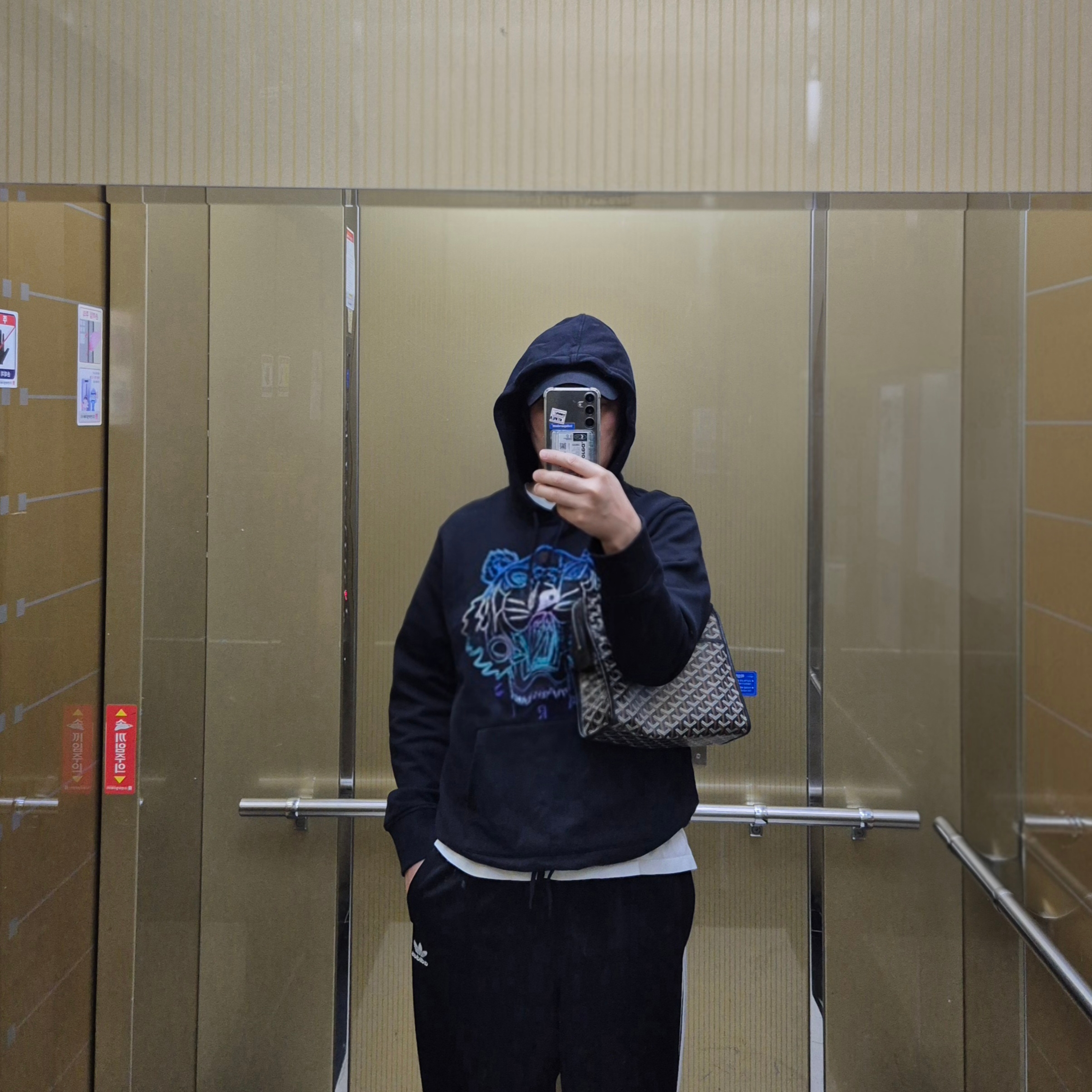Kenzo Tiger Embroidered Drawstring Hoodie Black, Goyard Jouvence MM Toilet Bag Black 착용 스타일 - 1