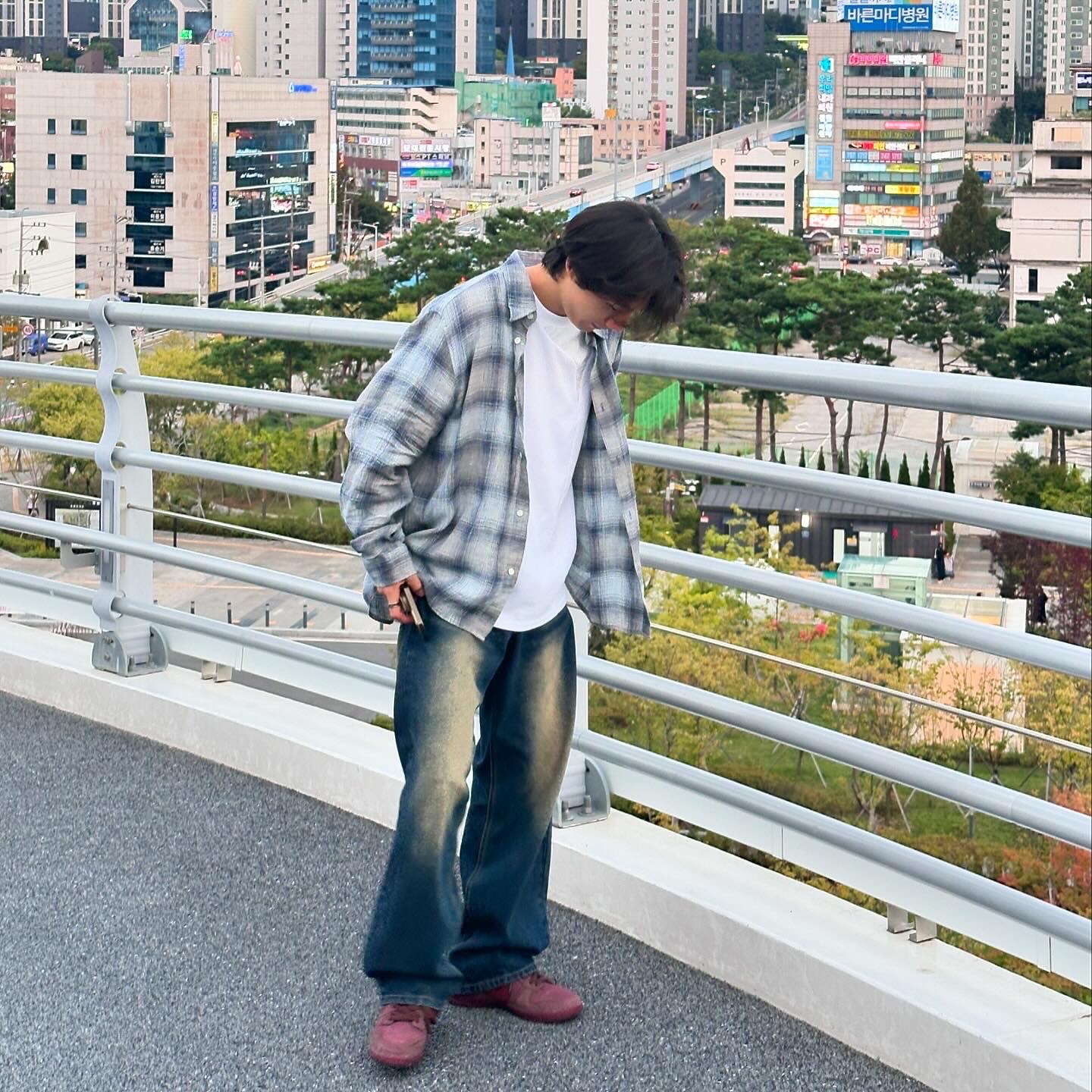 Hatchingroom Museum Shirt Linen Check Blue Grey 착용 스타일 - 1