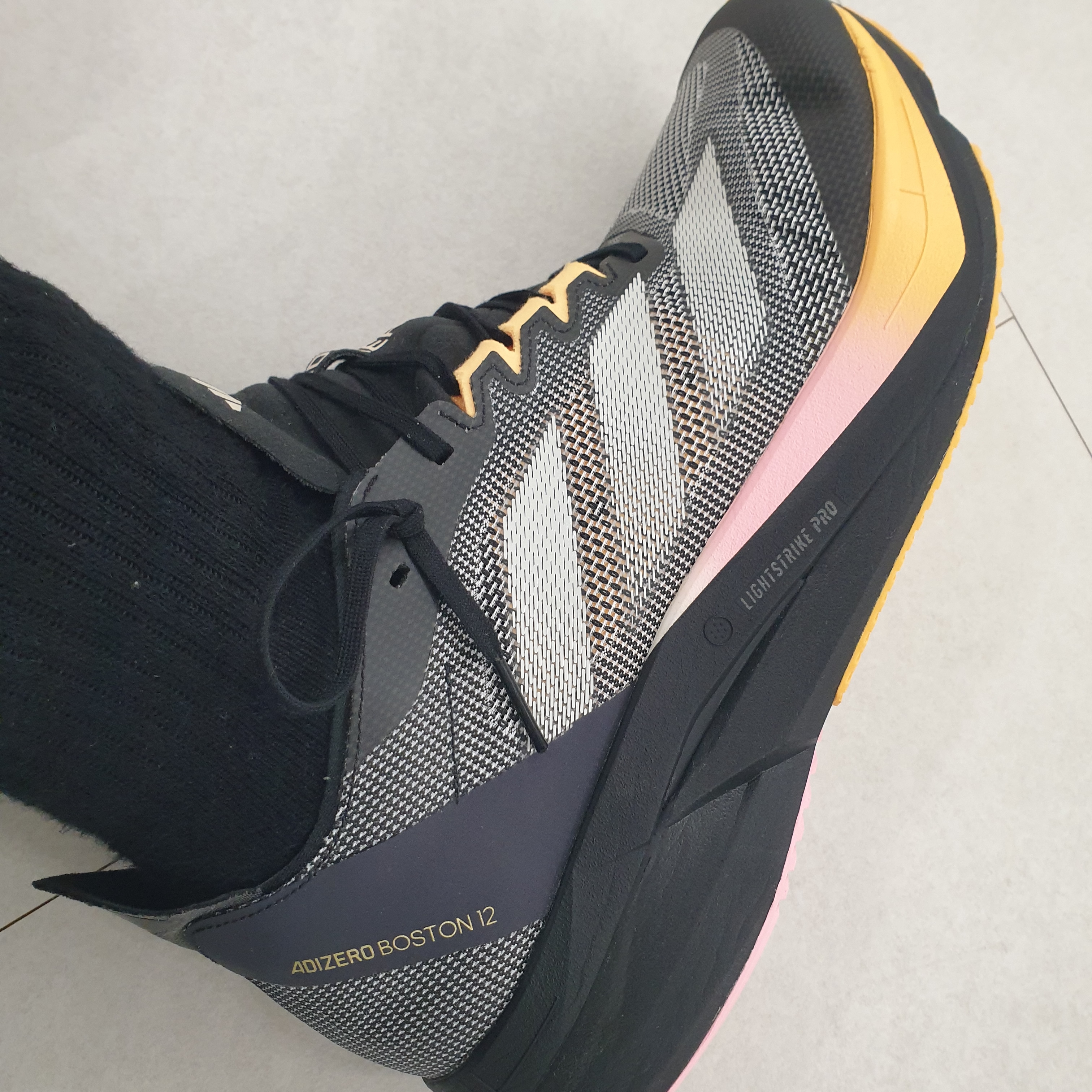 Adidas Adizero Boston 12 Core Black Zero Metalic 착용 스타일