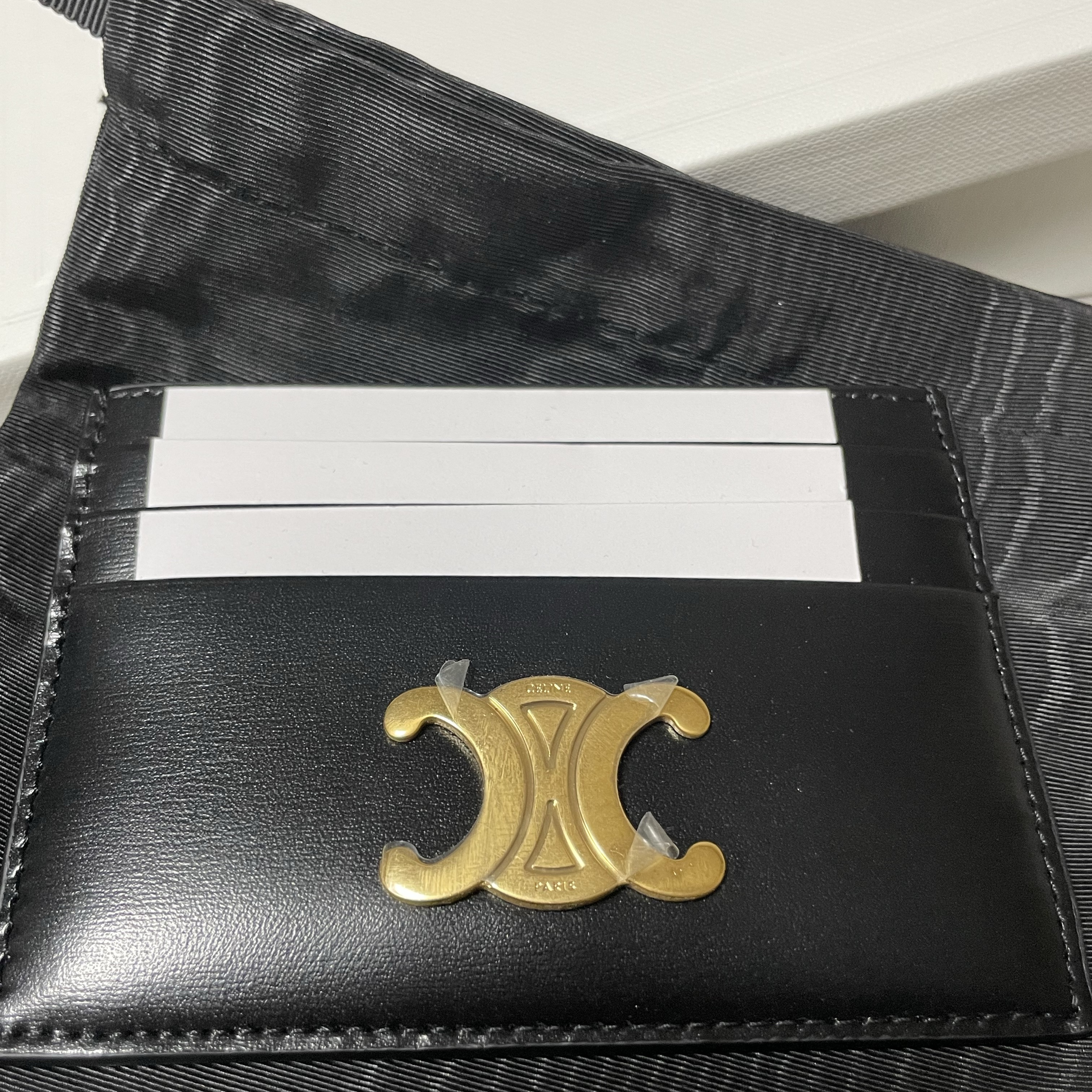 Celine Triomphe Card Holder in Shiny Calfskin Black 착용 스타일