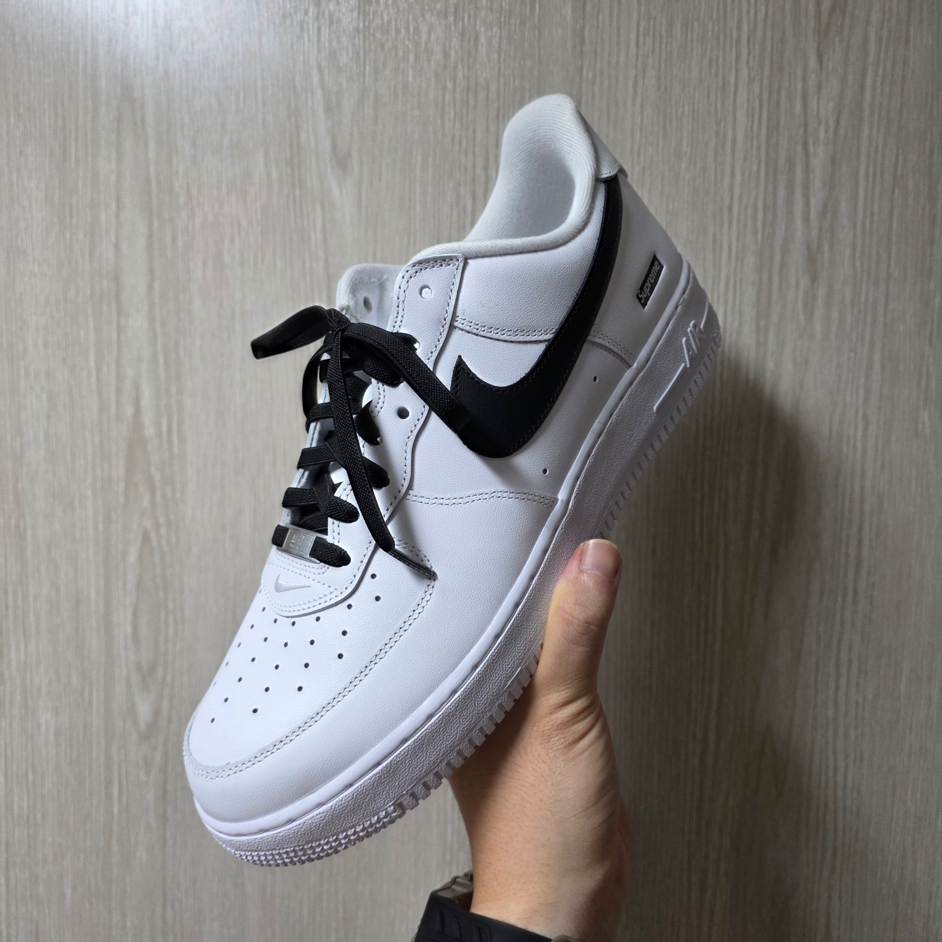 Nike x Supreme Air Force 1 Low White 착용 스타일 - 1