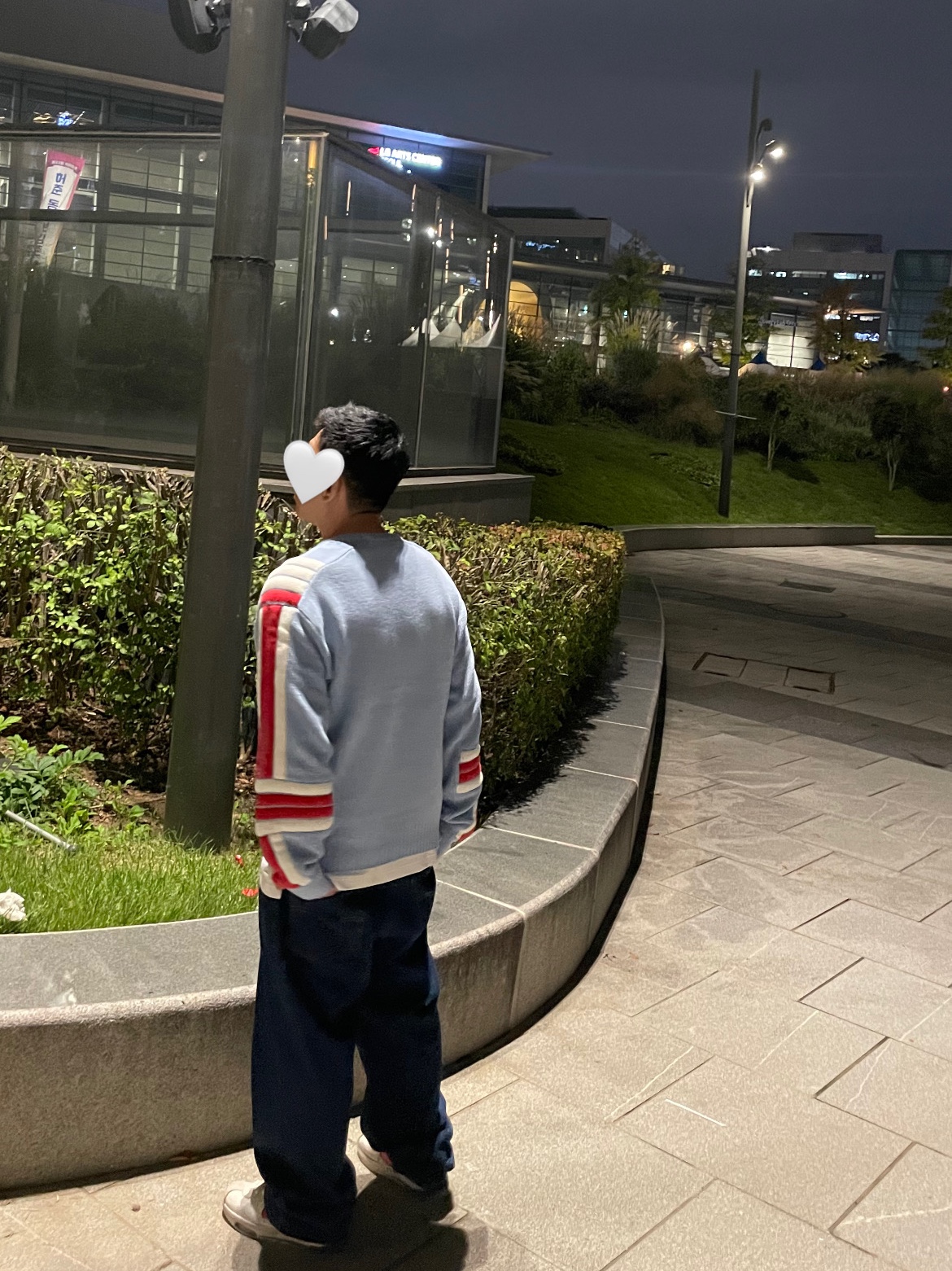 Stussy Moto Sweater Blue, Nike x Sacai Zoom Cortez SP White and University Red 착용 스타일 - 5