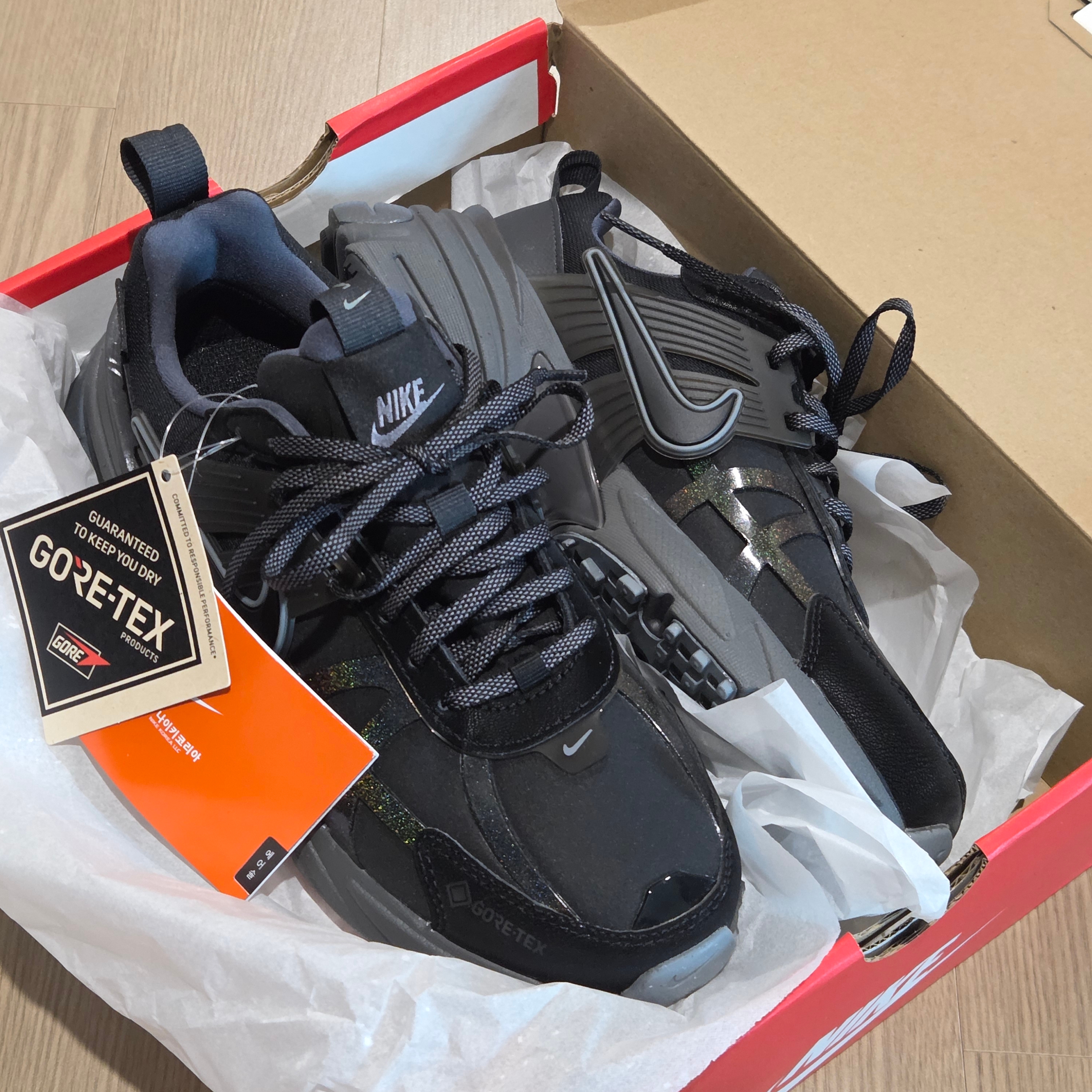 (W) Nike V2K Run Gore-Tex Black Iron Grey 착용 스타일