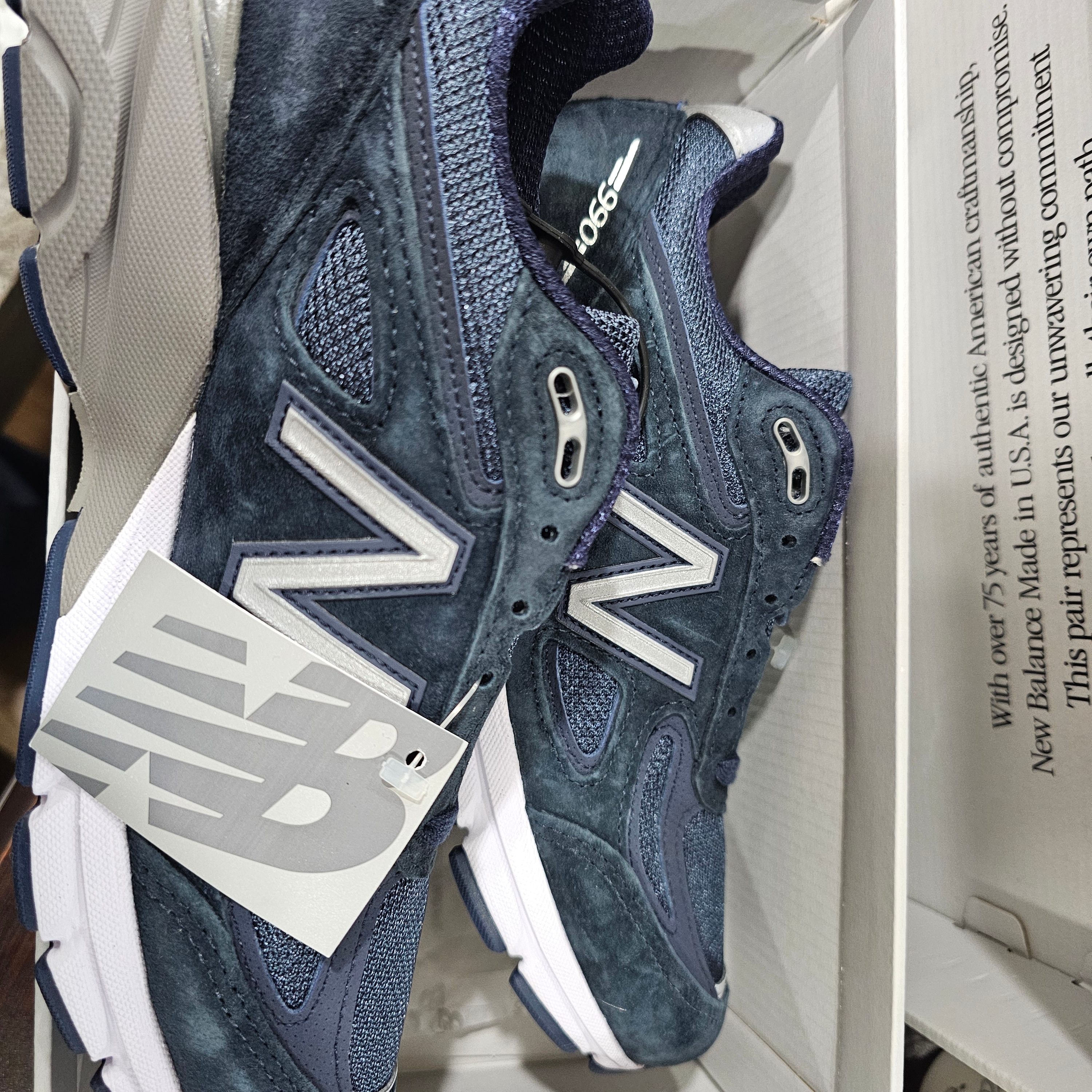 New Balance 990v4 Made in USA Navy Silver 착용 스타일 - 3
