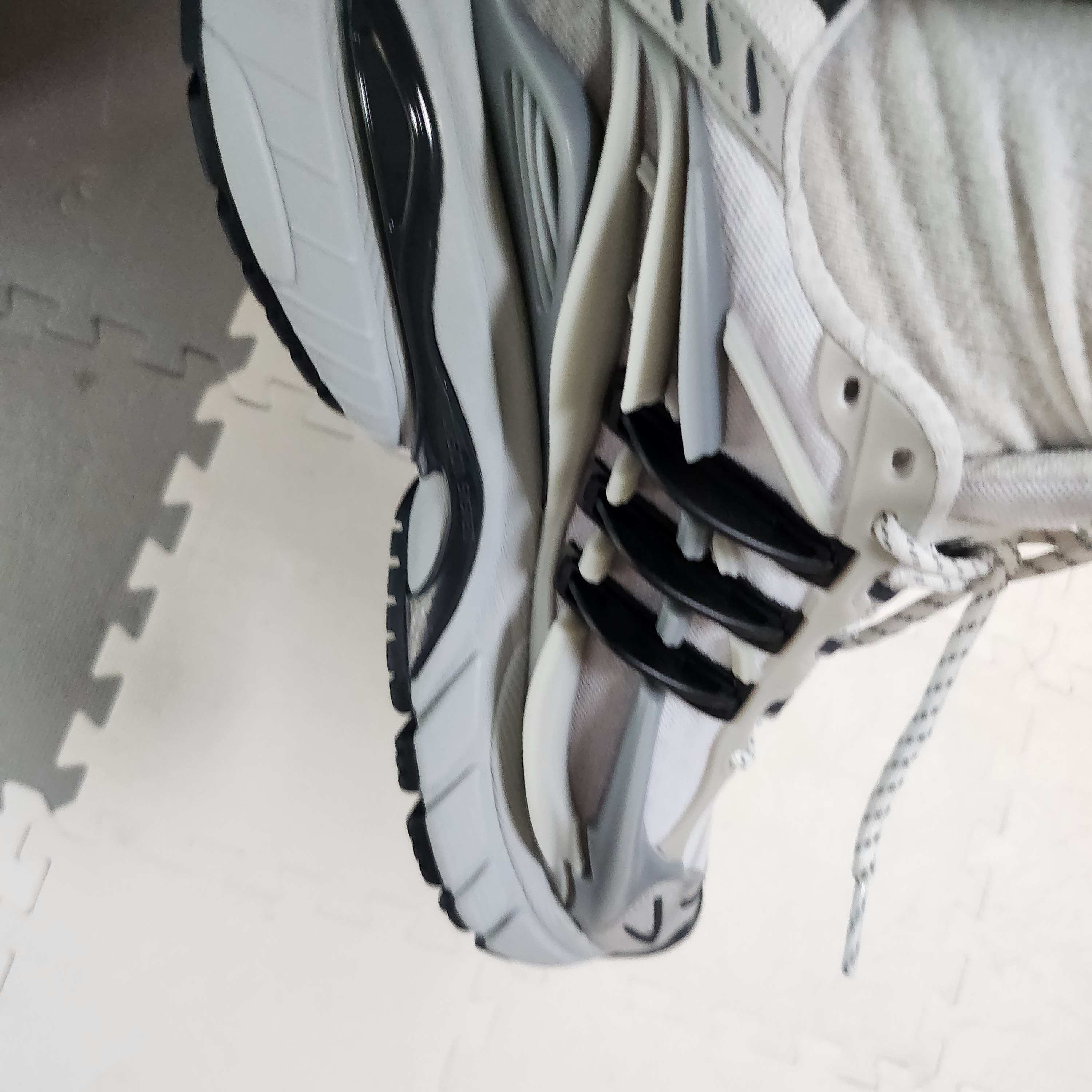 Adidas x Pharrell Williams Adistar Jellyfish Solid Grey Core Black 착용 스타일 - 3