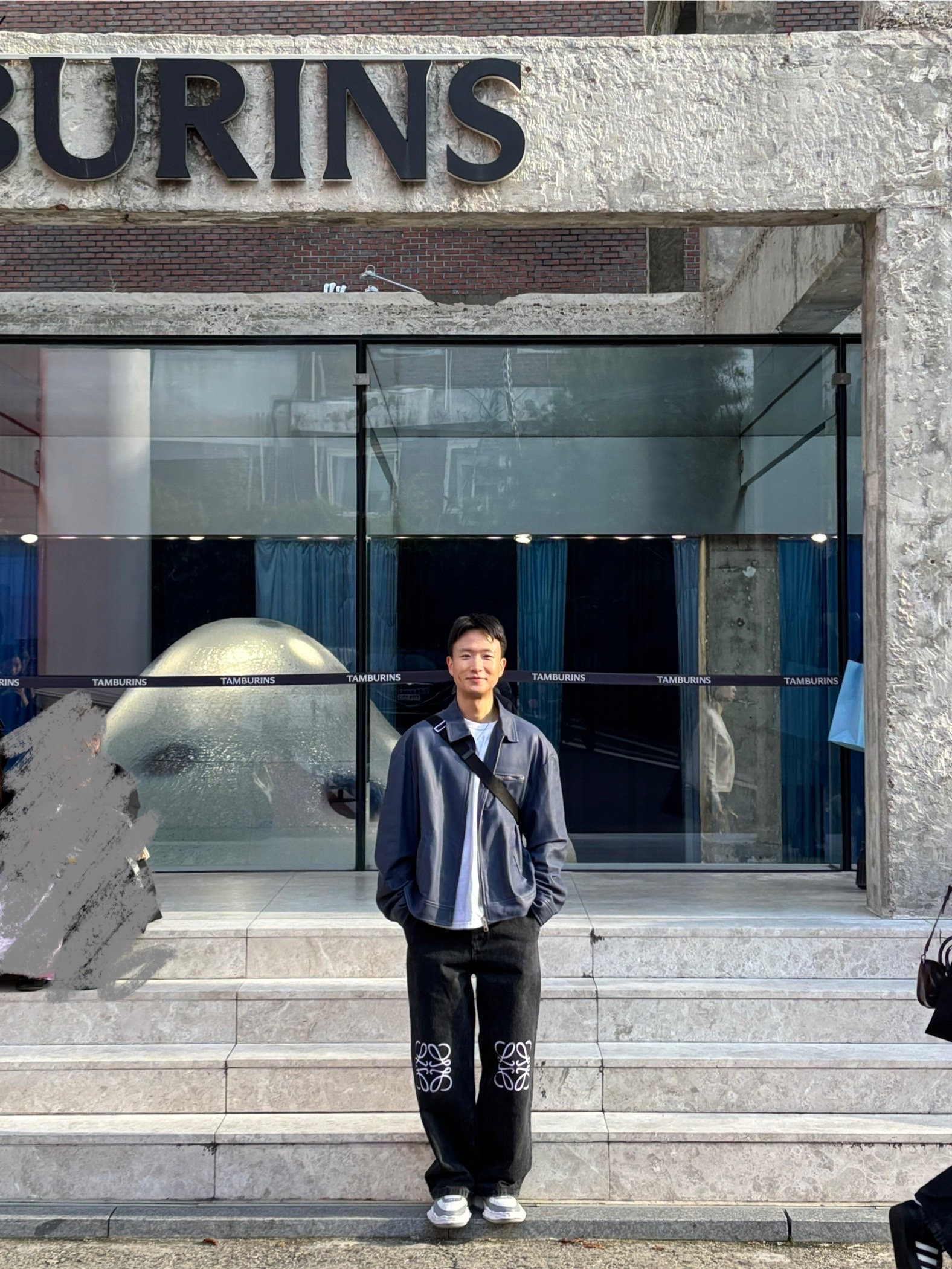 (W) Loewe Anagram Baggy Jeans in Denim Black, Maison Mihara Yasuhiro Wayne OG Sole Leather Low-top Sneakers Gray White 착용 스타일 - 1