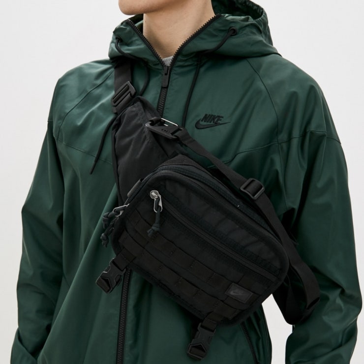 Nike NSW RPM Waistpack Black 착용 스타일 - 5