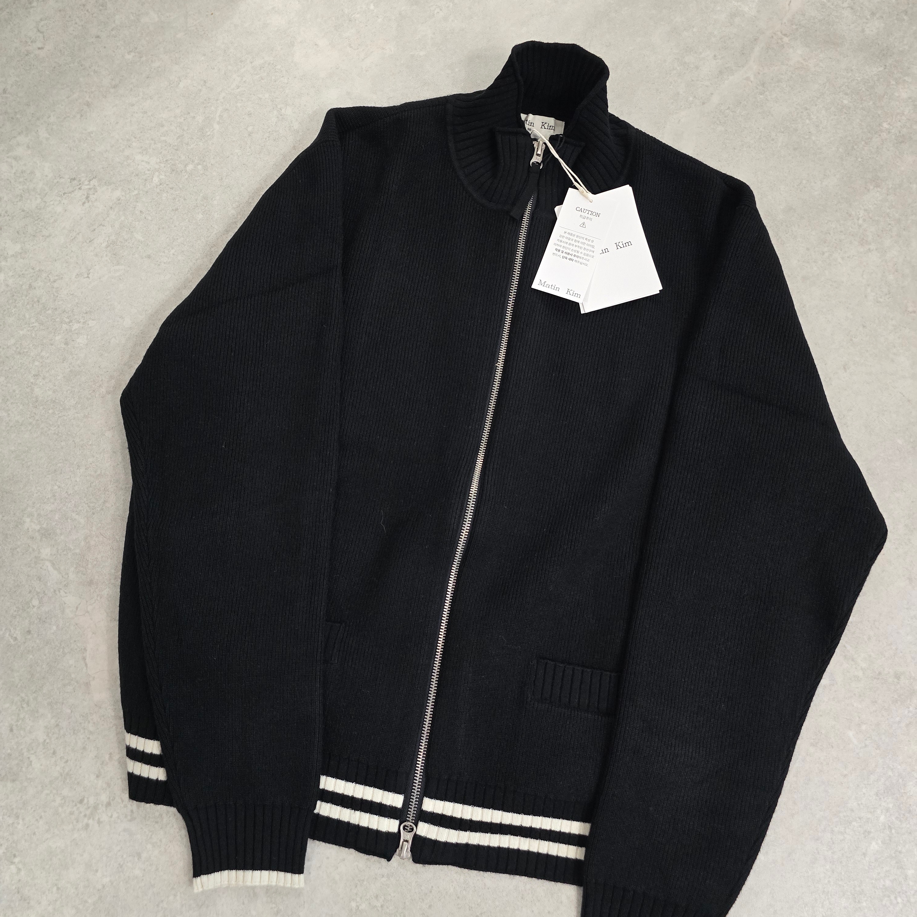 Matin Kim Spell Point Stripe Knit Cardigan Black 착용 스타일 - 2