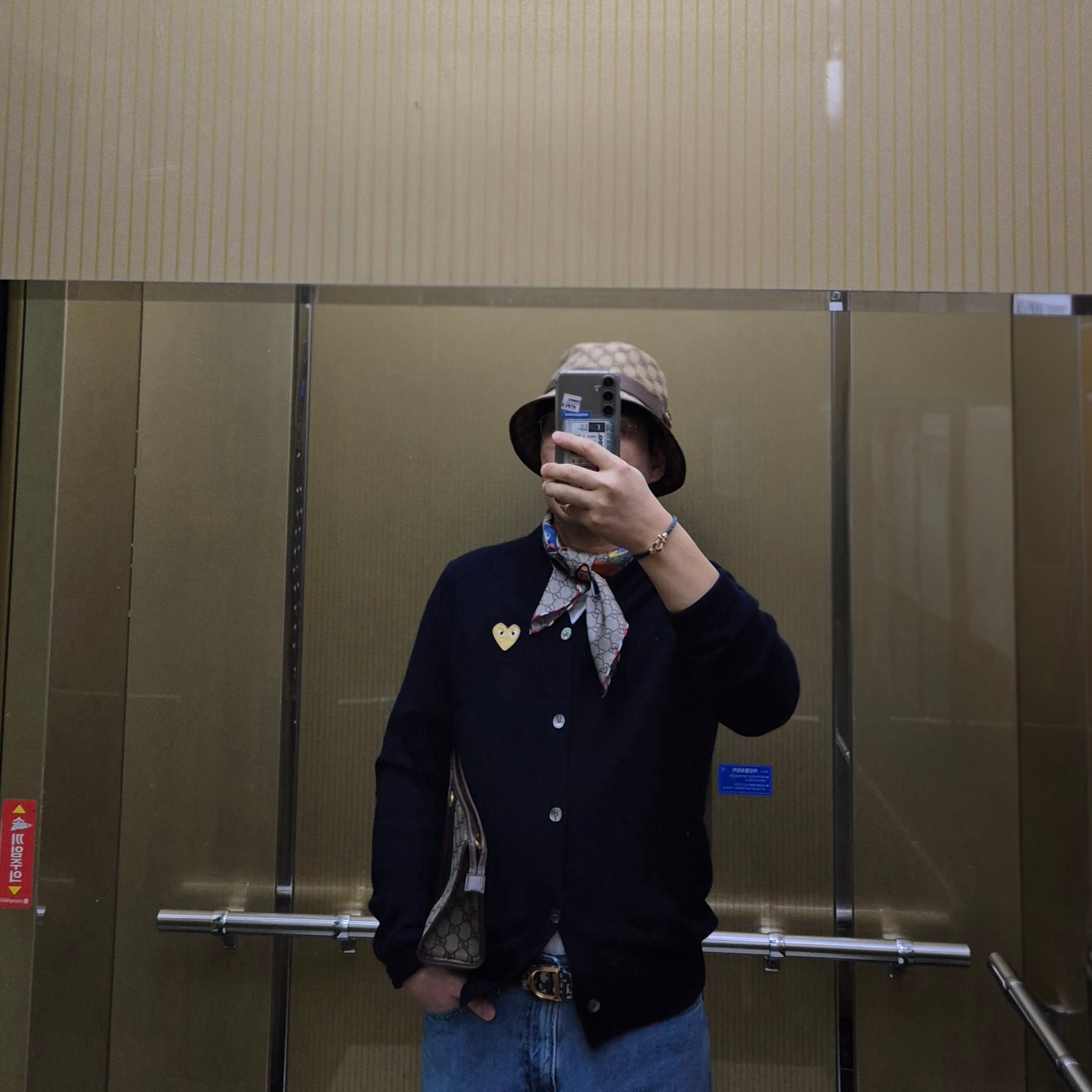 Gucci GG Canvas Bucket Hat with Double G Beige Brown 착용 스타일 - 2