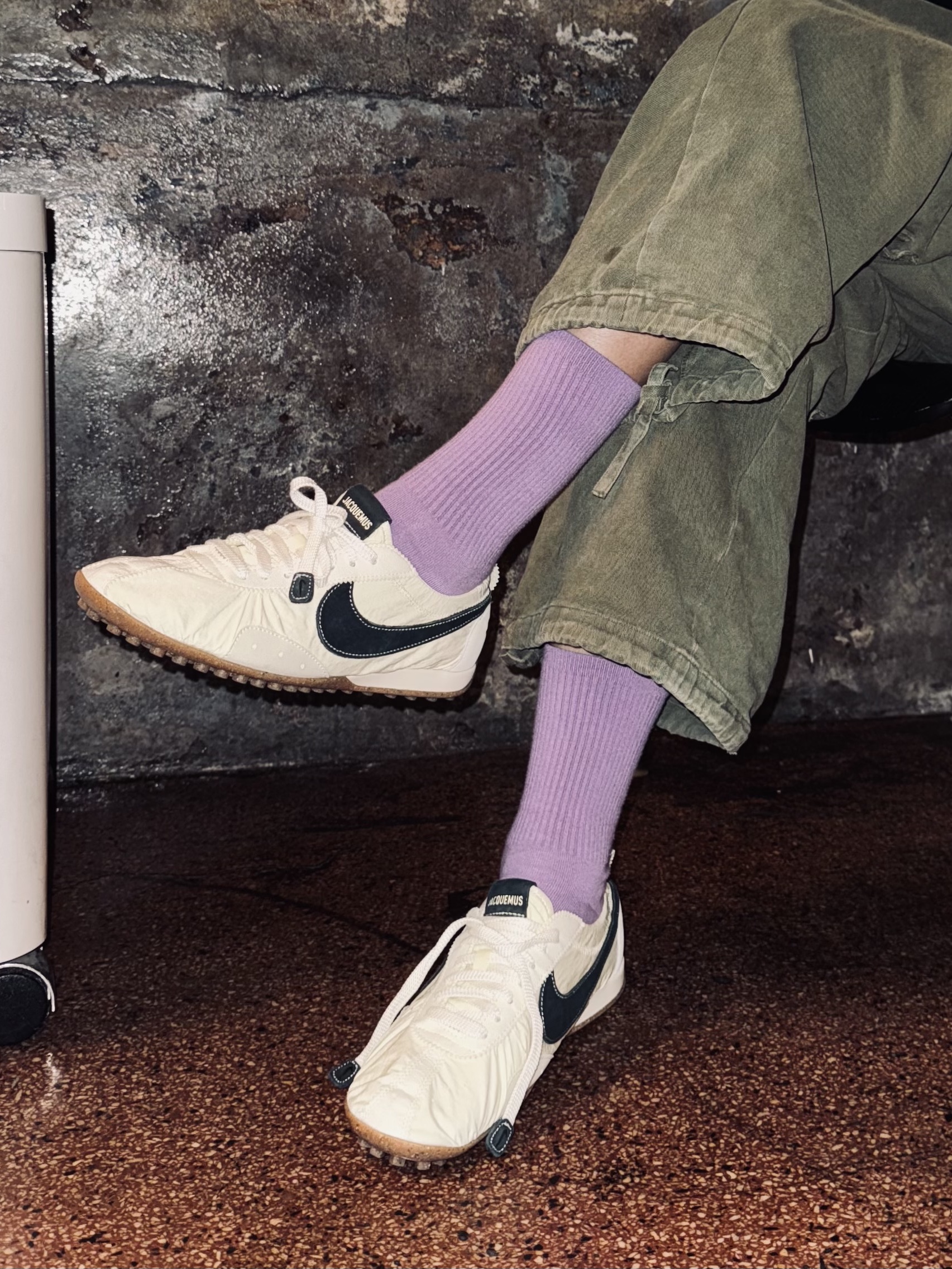 Nike x Jacquemus Moon Shoe SP Alabaster Off Noir, Nonnod Double Pocket Cargo Pants Vintage Khaki 착용 스타일 - 2