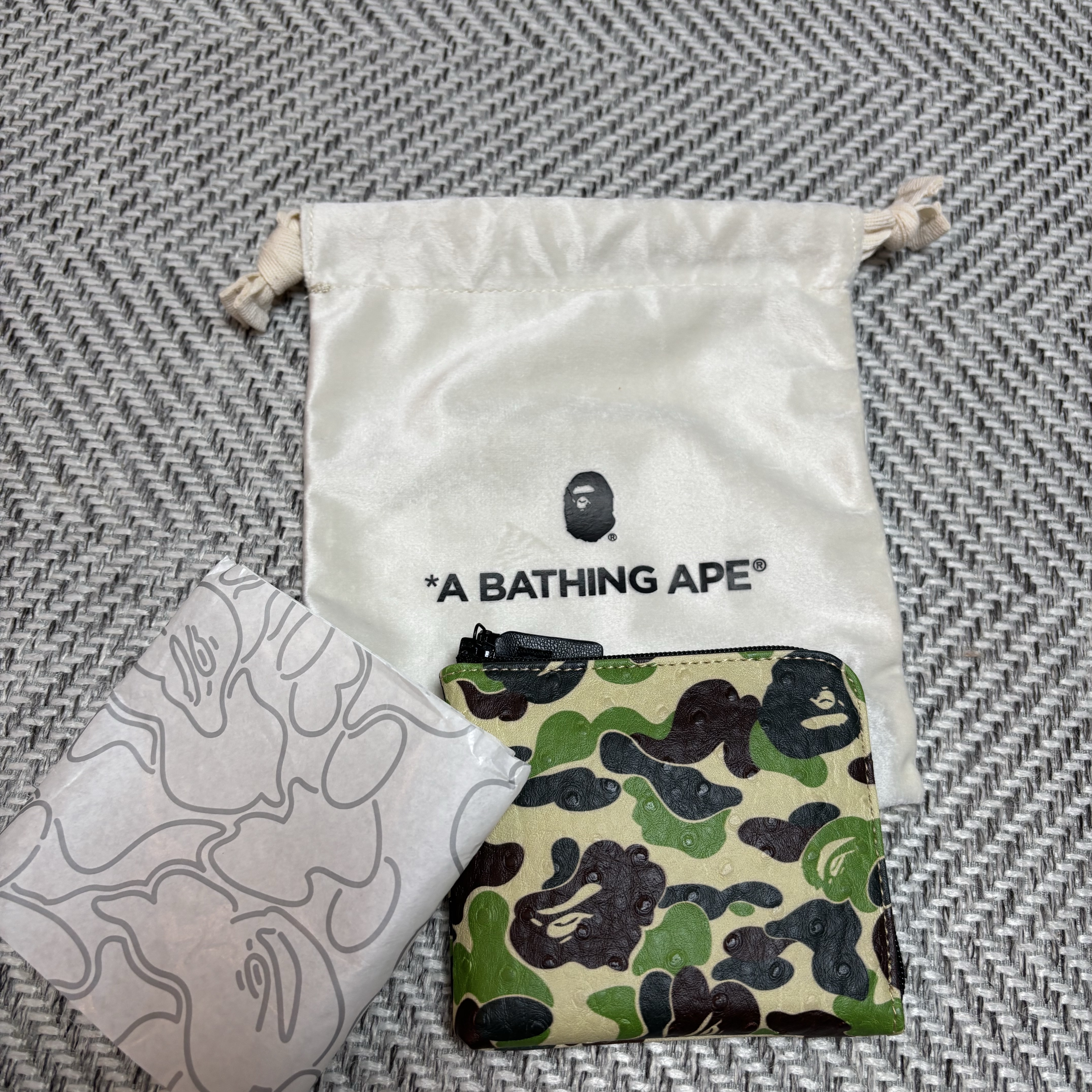 BAPE 136 ABC Camo Mini Zipped Wallet Green 착용 스타일 - 1