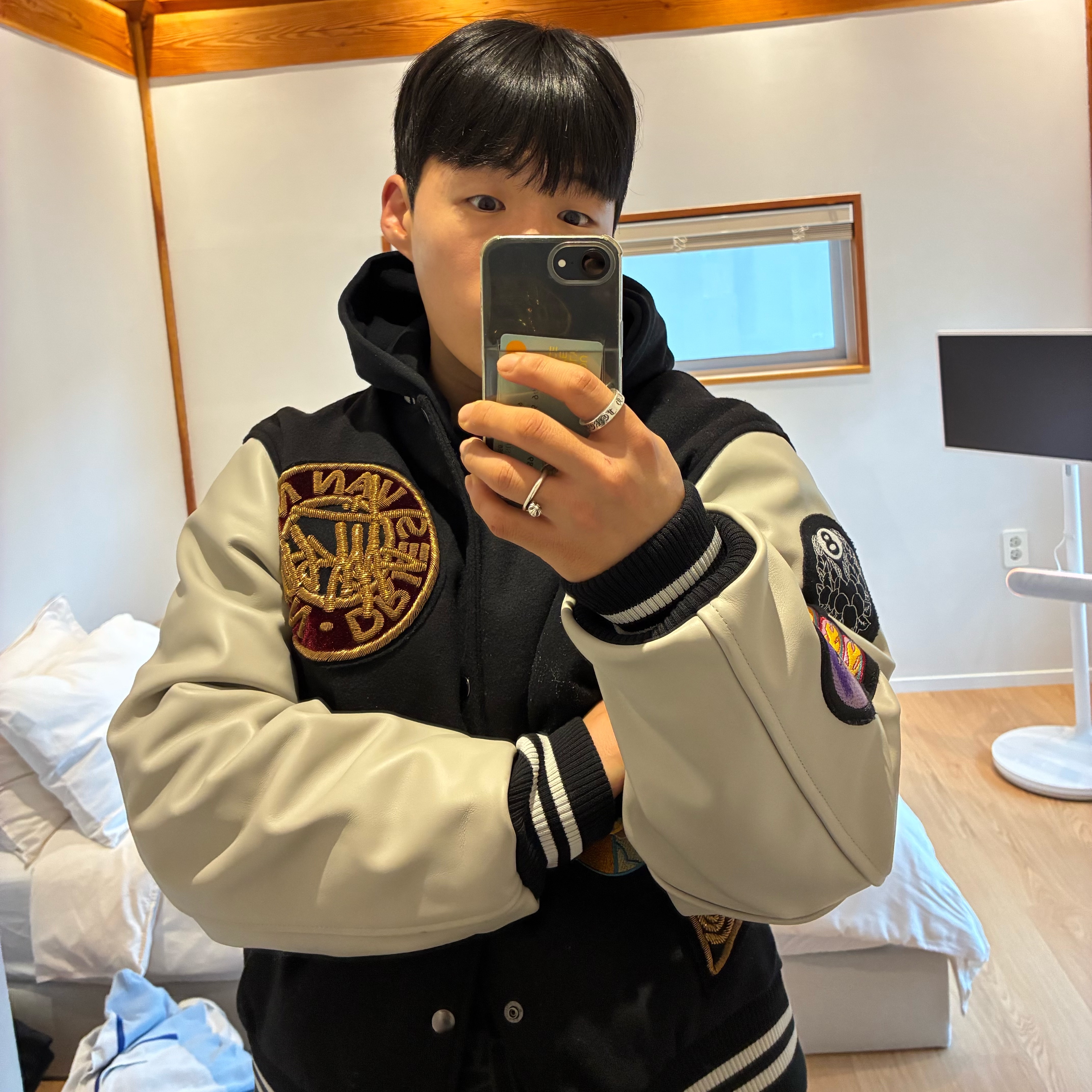 Arc'teryx Beta LT Jacket Black, Balenciaga Passport Phone Holder Black 착용 스타일 - 3