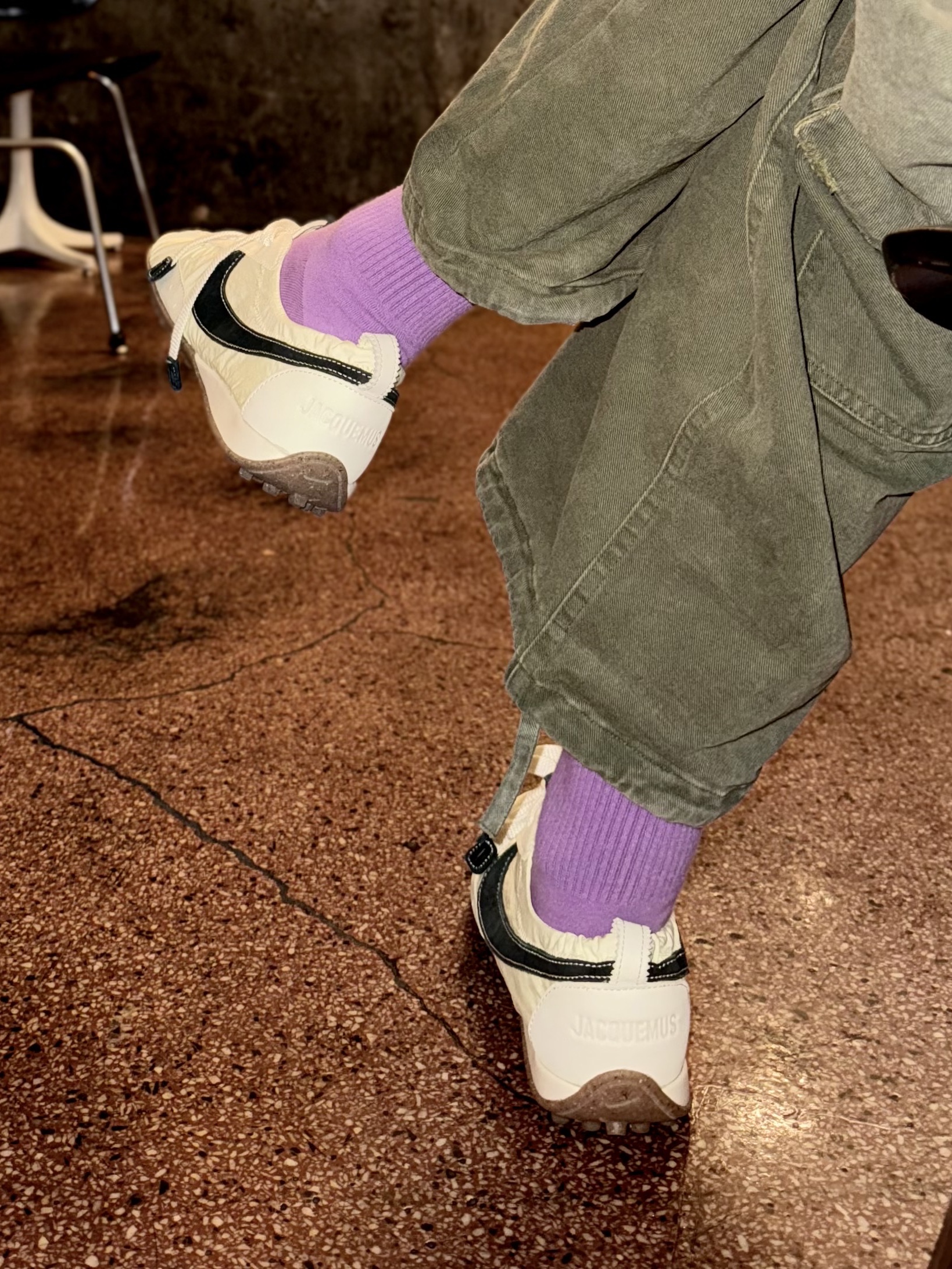 Nike x Jacquemus Moon Shoe SP Alabaster Off Noir, Nonnod Double Pocket Cargo Pants Vintage Khaki 착용 스타일 - 7