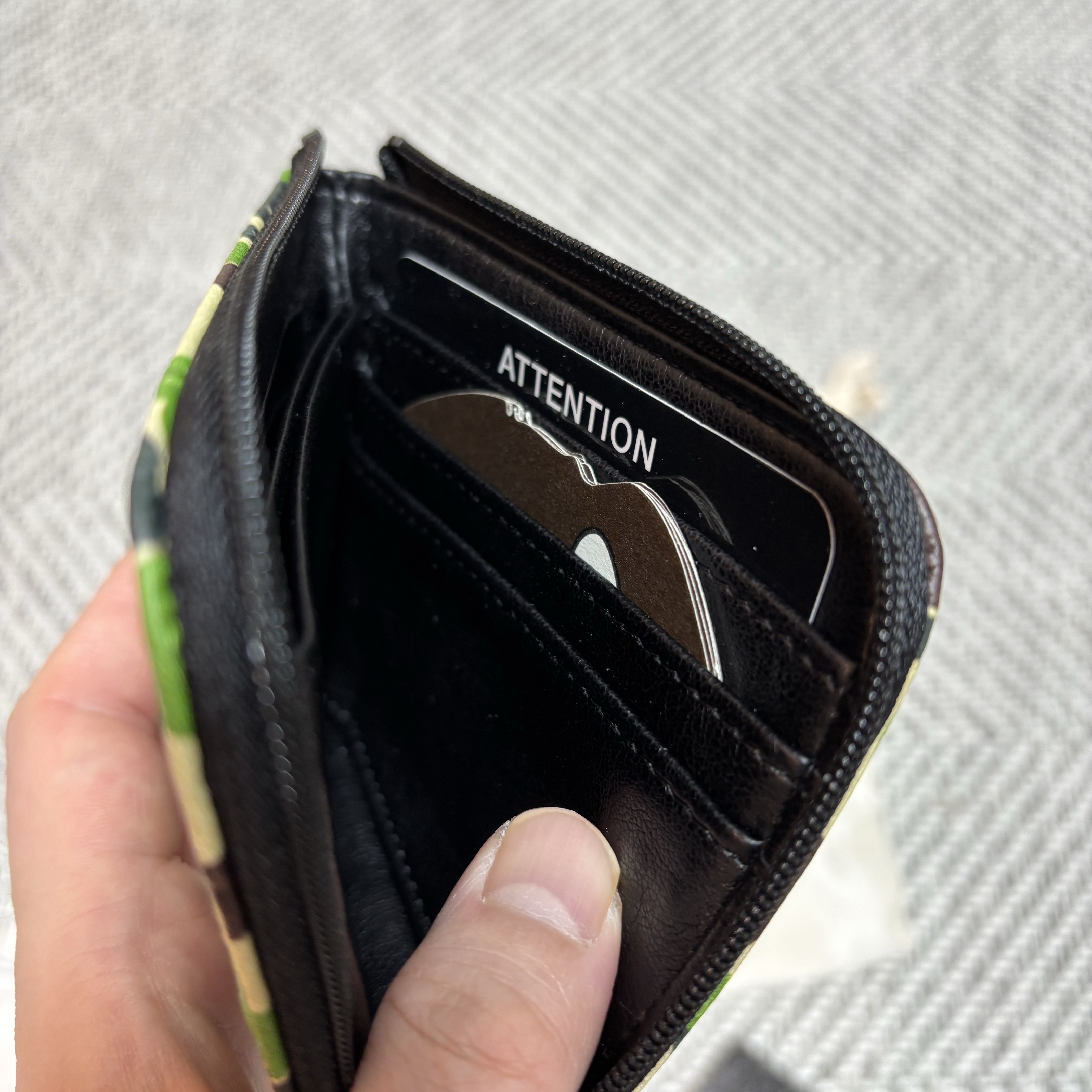 BAPE 136 ABC Camo Mini Zipped Wallet Green 착용 스타일 - 3