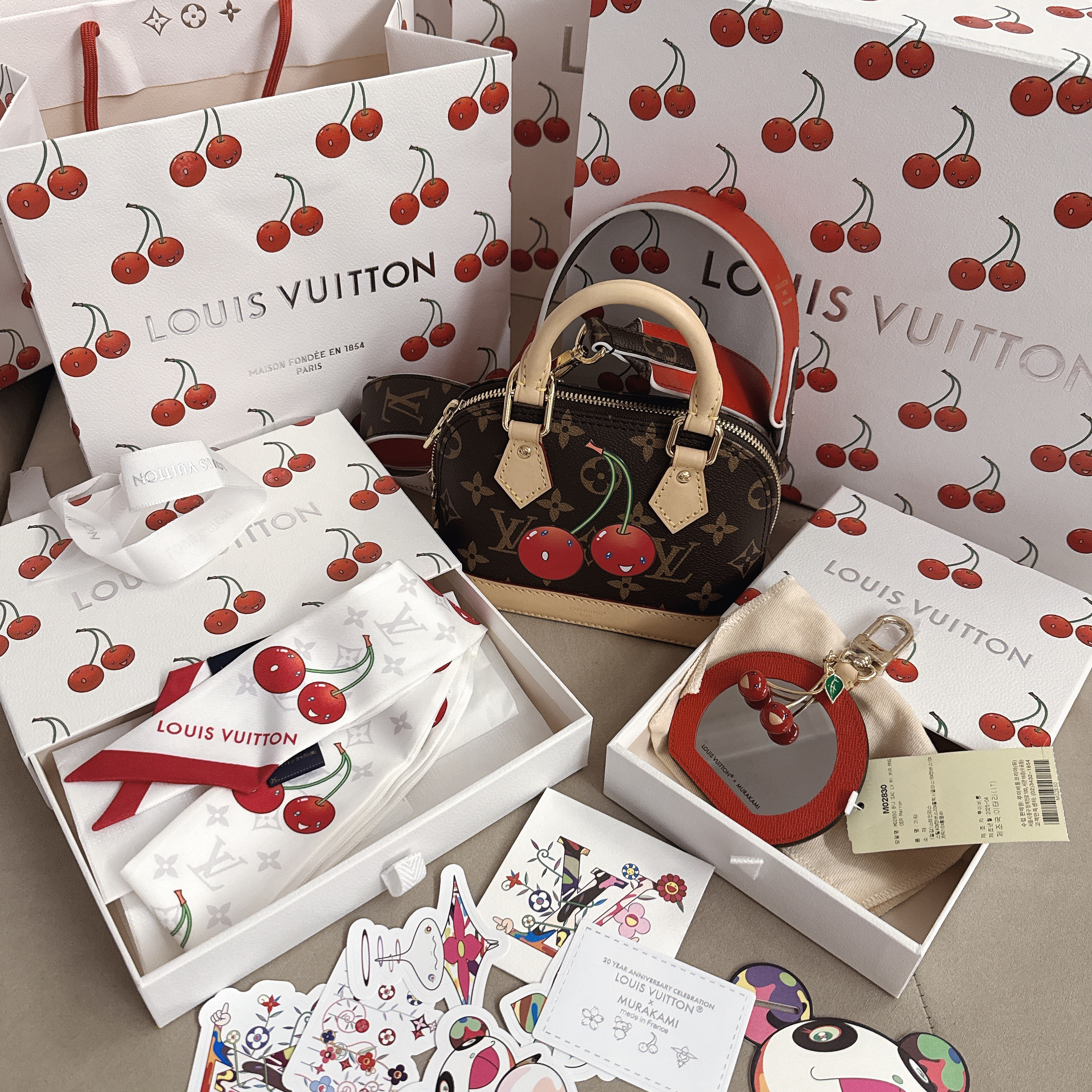 Louis Vuitton x Murakami Takashi Cerise LV Mini Mirror Bag Charm Monogram, Louis Vuitton x Murakami Takashi Nano Alma Monogram 착용 스타일