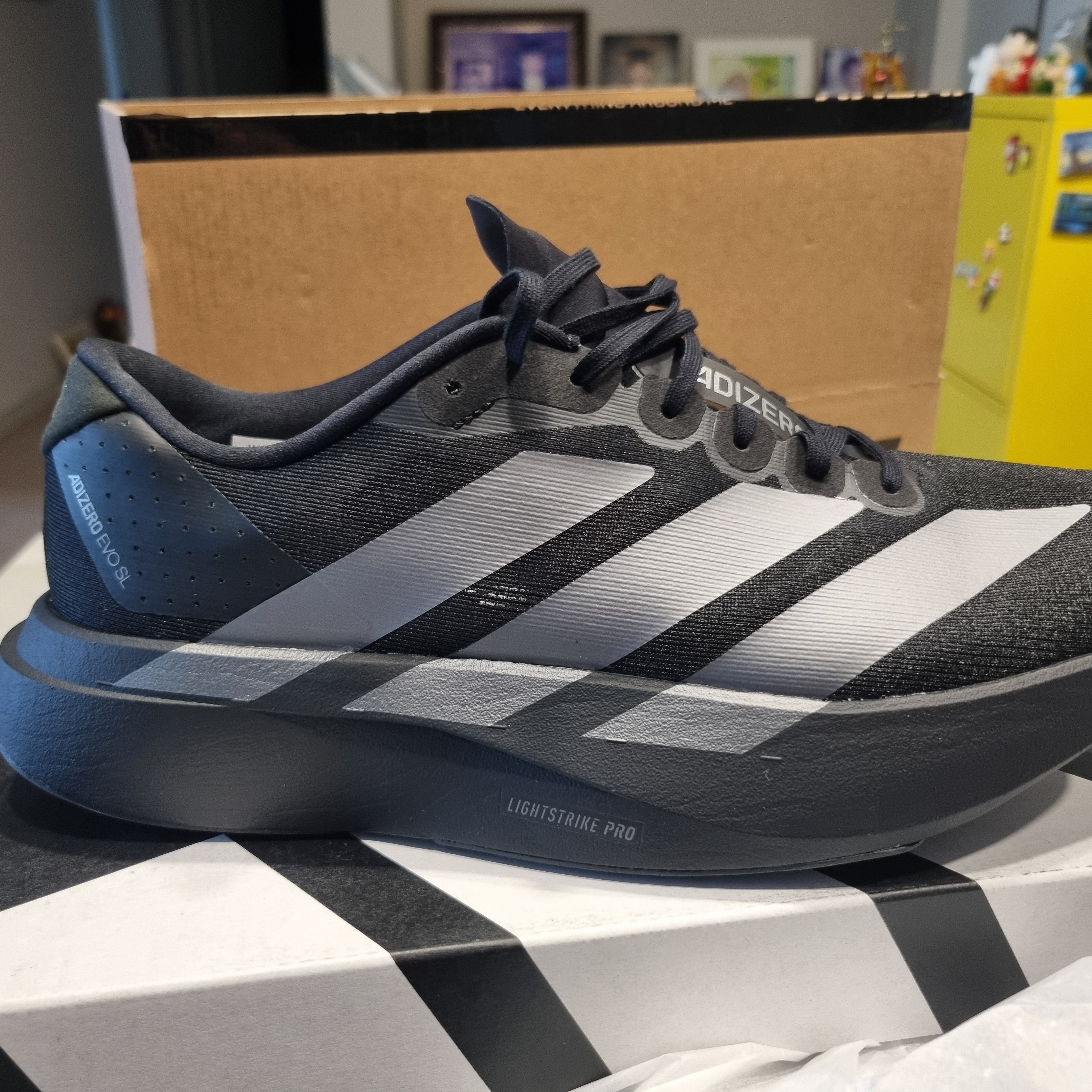 Adidas Adizero EVO SL Core Black Iron Metallic 착용 스타일