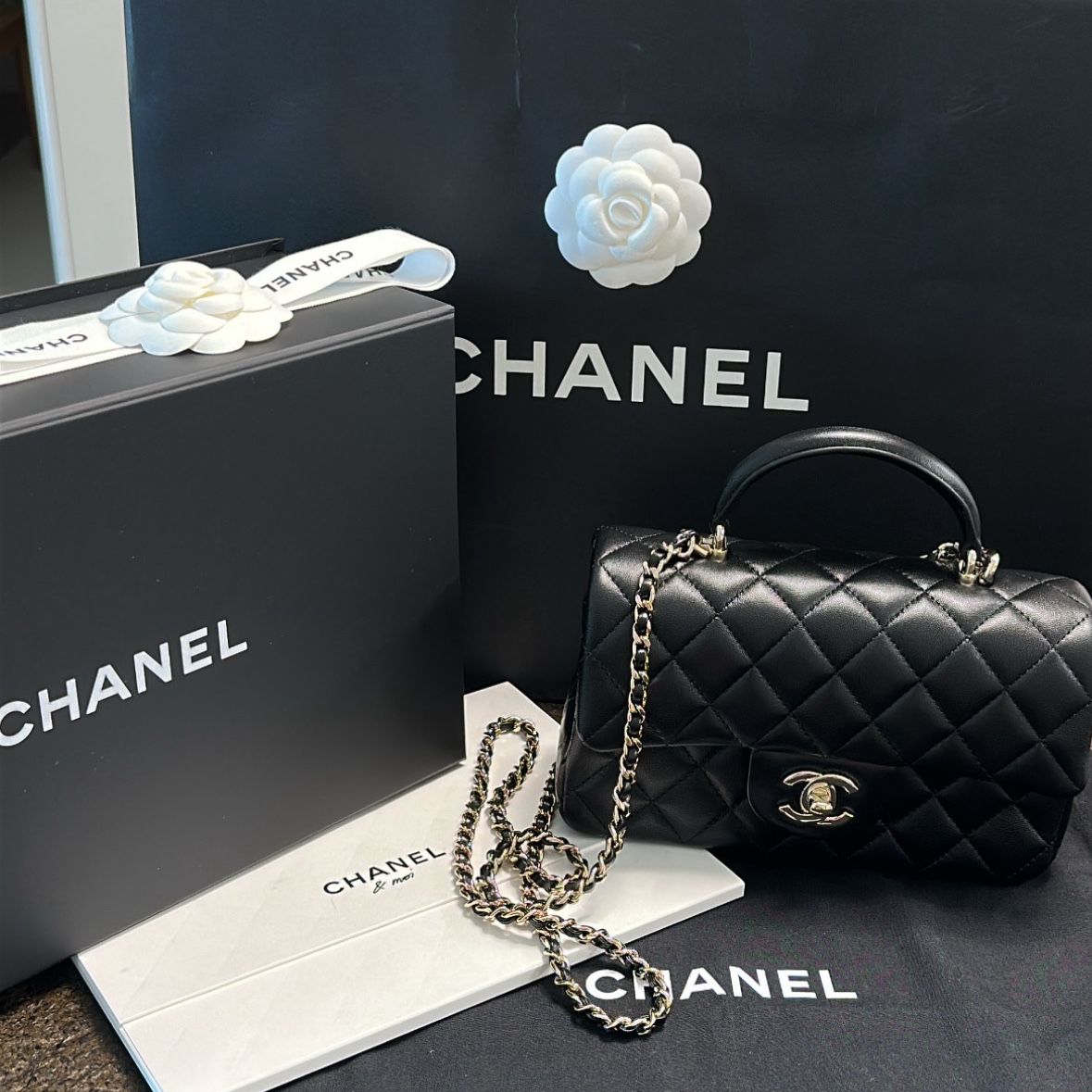 Chanel Mini Flap Bag with Top Handle Lambskin & Gold Black 착용 스타일