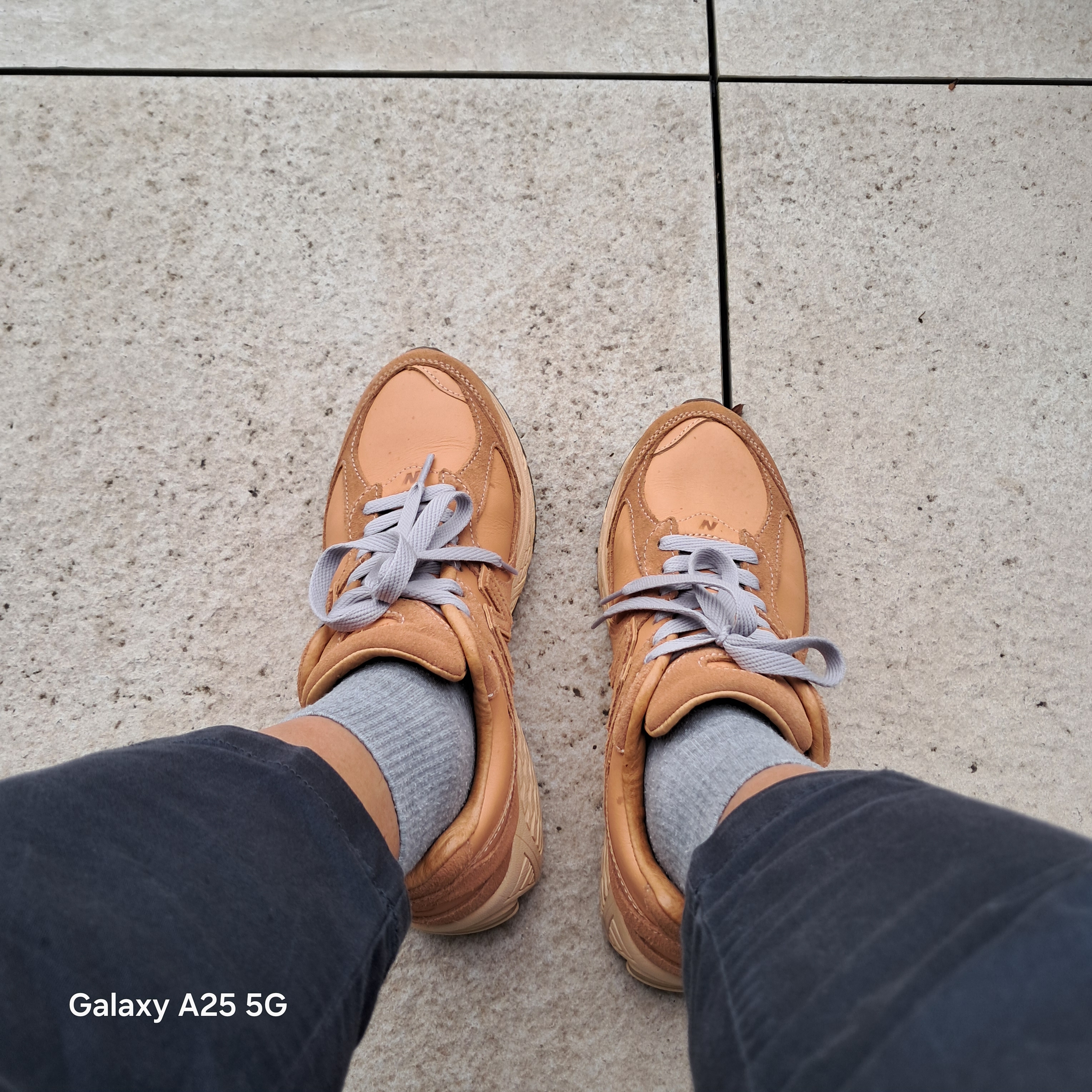 New Balance 2002R Premium Leather Pack Toast 착용 스타일 - 2