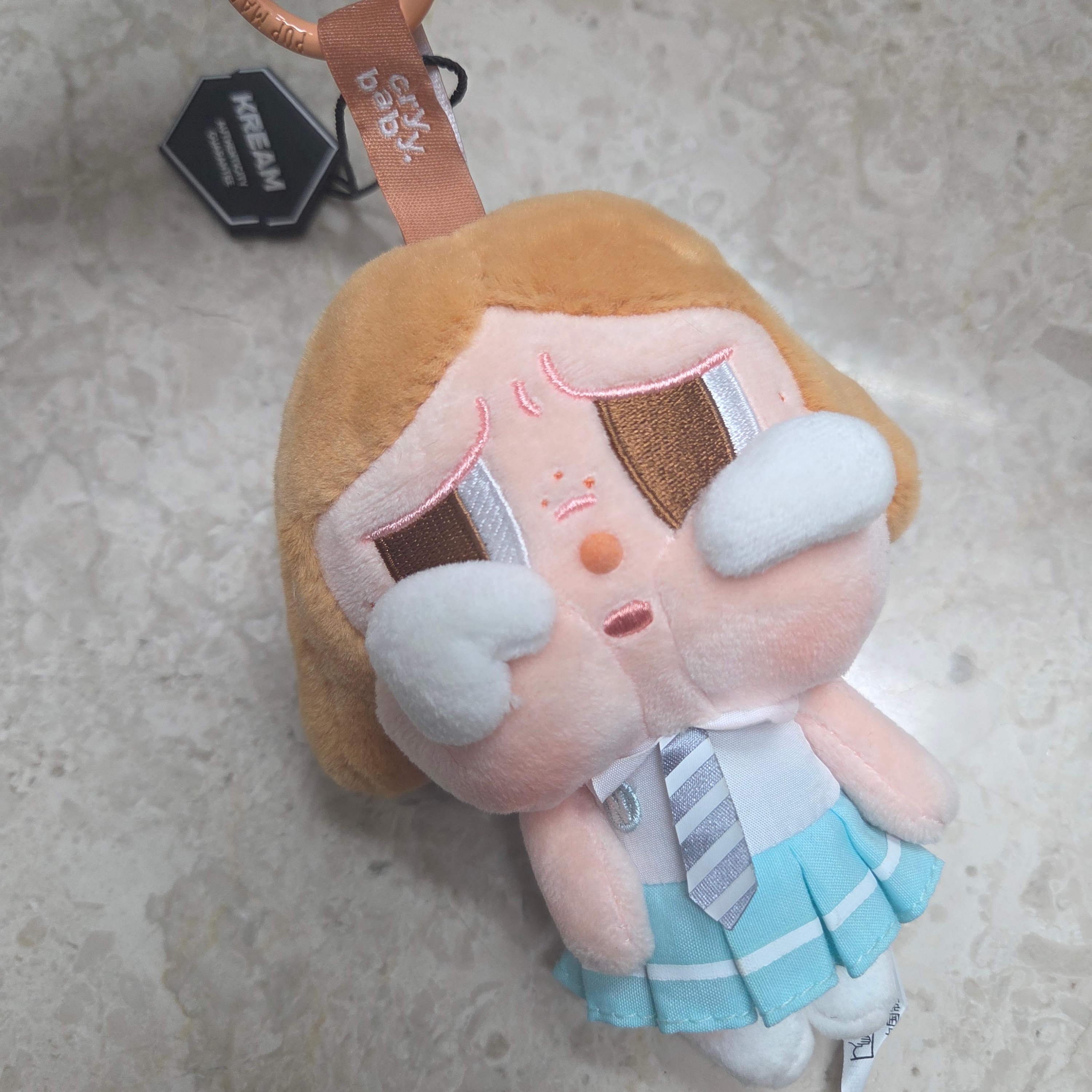 Pop Mart Crybaby Sunset Concert Series Plush Pendant Beige Blue (Opened Case) 착용 스타일