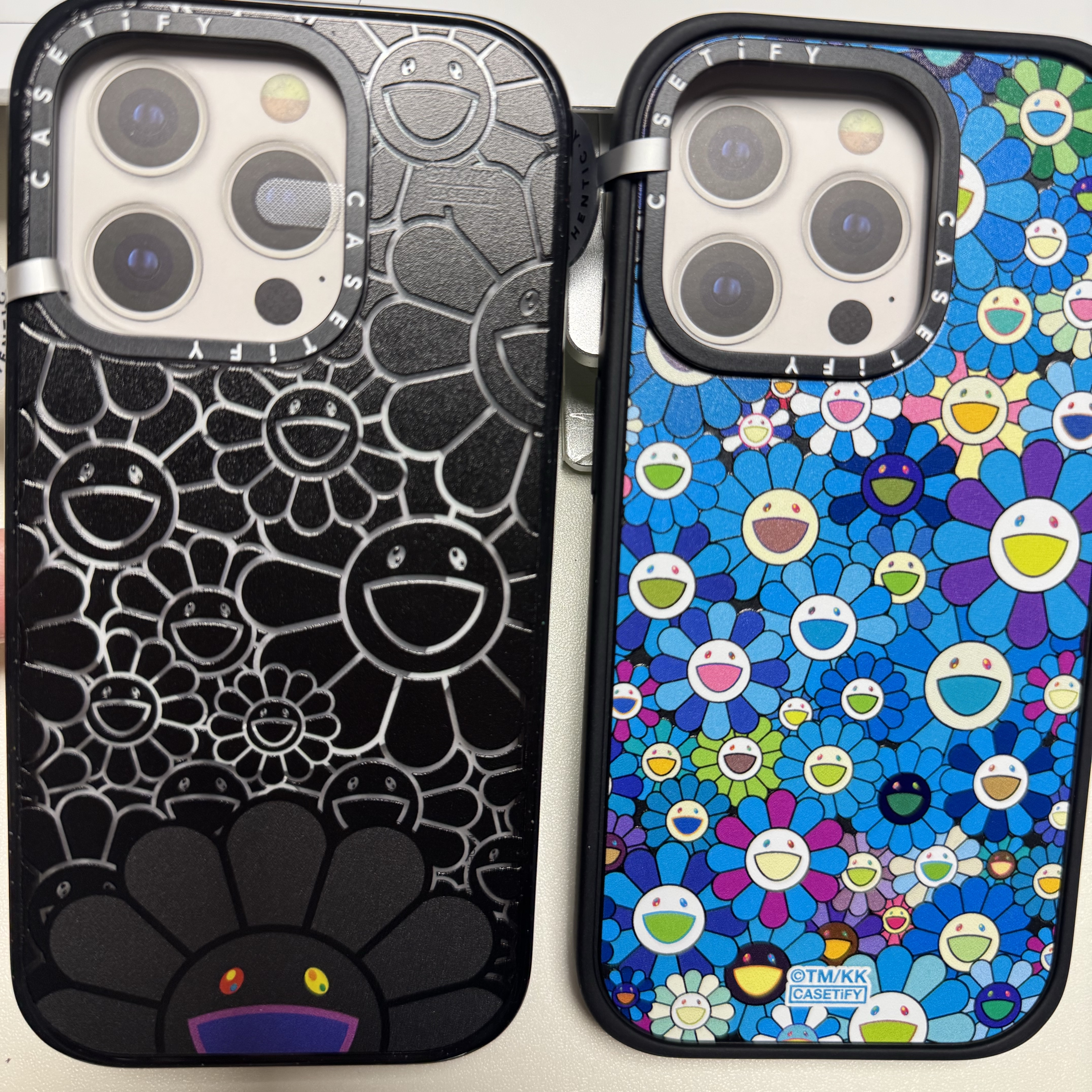 Casetify x Murakami Takashi iPhone Smile Black Phone Magsafe Impact Case Black, Casetify x Murakami Takashi iPhone Flowers Bloom Blue Phone Magsafe Impact Case 착용 스타일